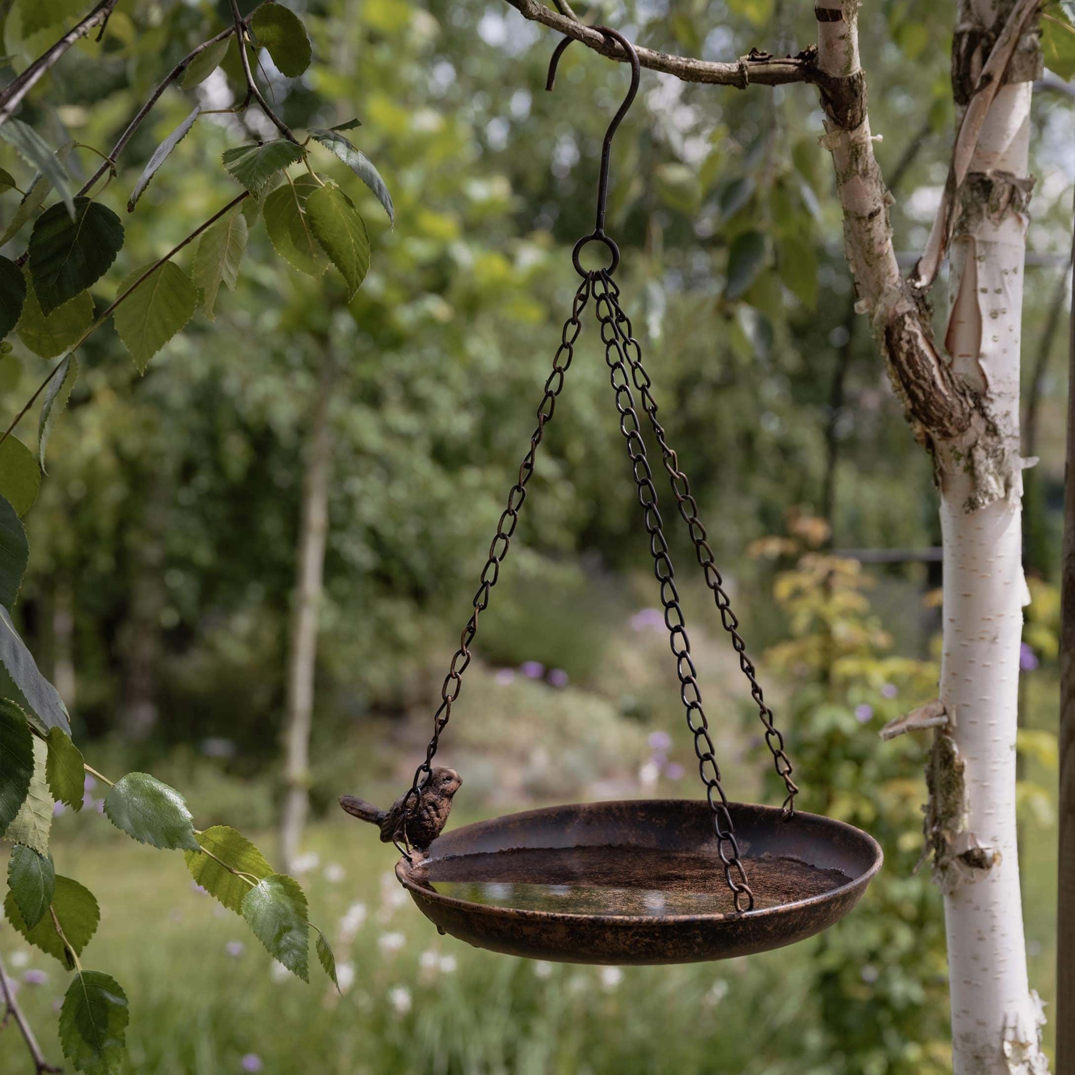 Hängende Metall-Vogelschale mit dekorativem Vogel, Gartendeko aus Rostoptik