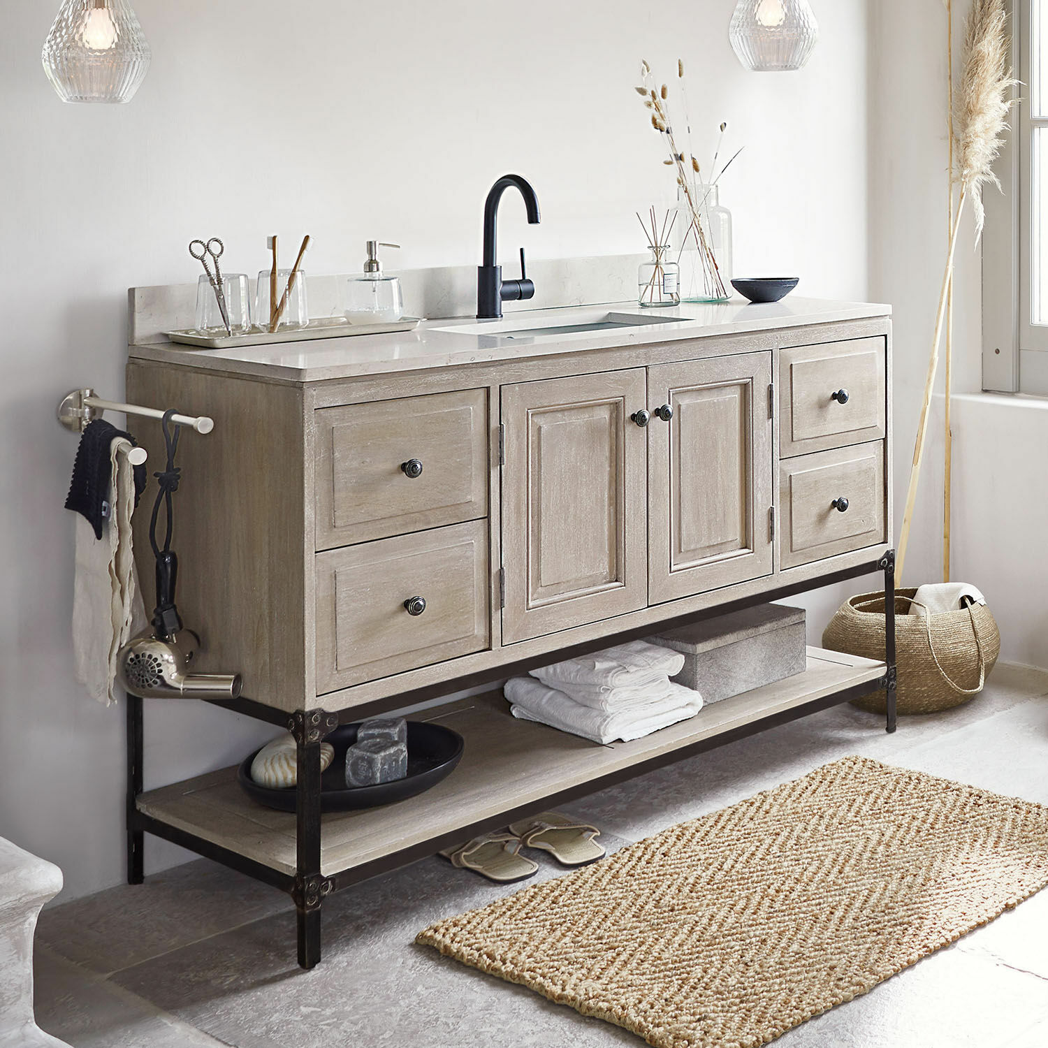 Waschtisch Bayeaux Badschrank aus hellem Holz mit schwarzem Wasserhahn und Marmorarbeitsplatte