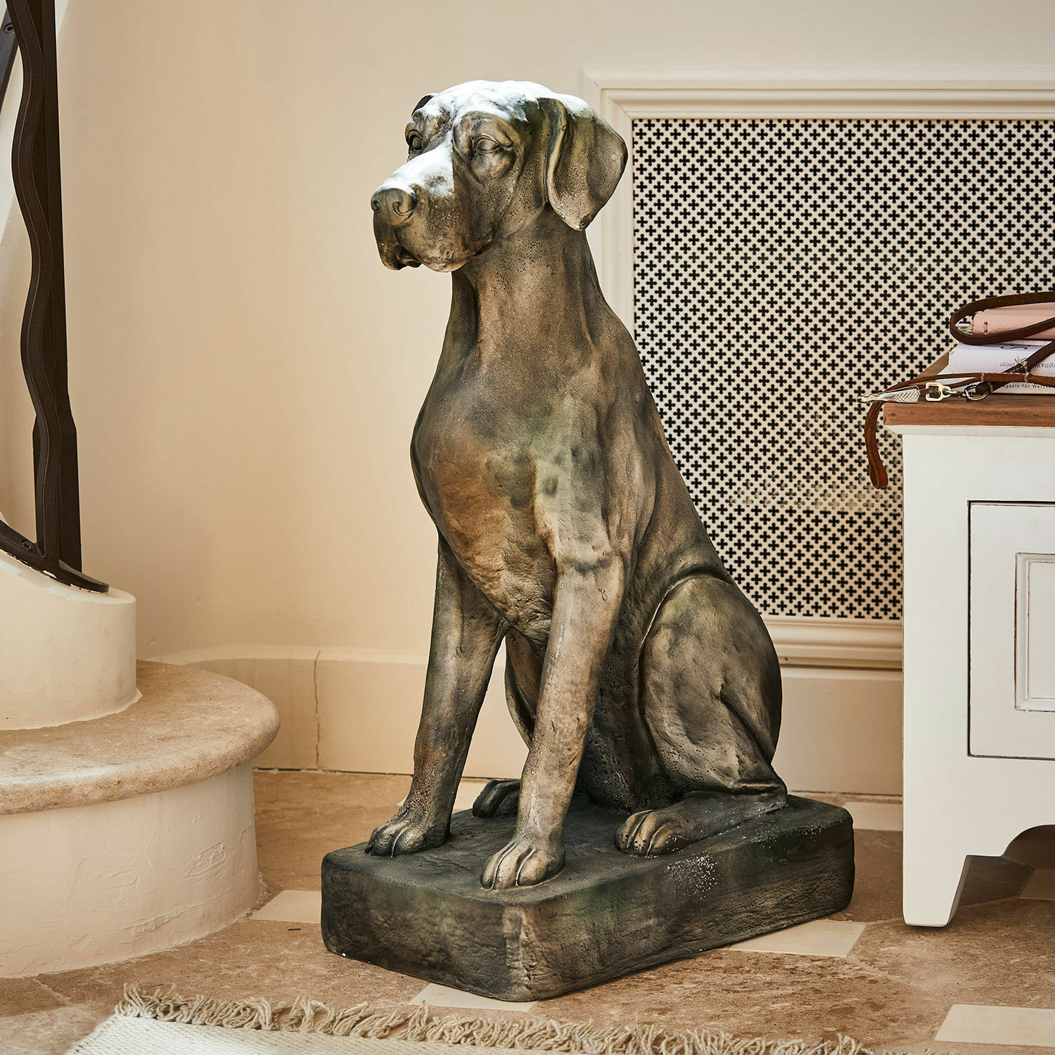 Deko-Hund Jules Steinskulptur eines Hundes in Grau- und Brauntönen als stilvolle Wohnraumdekoration