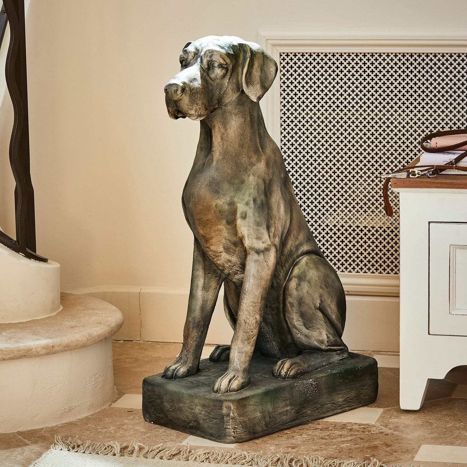 Deko-Hund Jules Steinskulptur eines Hundes in Grau- und Brauntönen als stilvolle Wohnraumdekoration