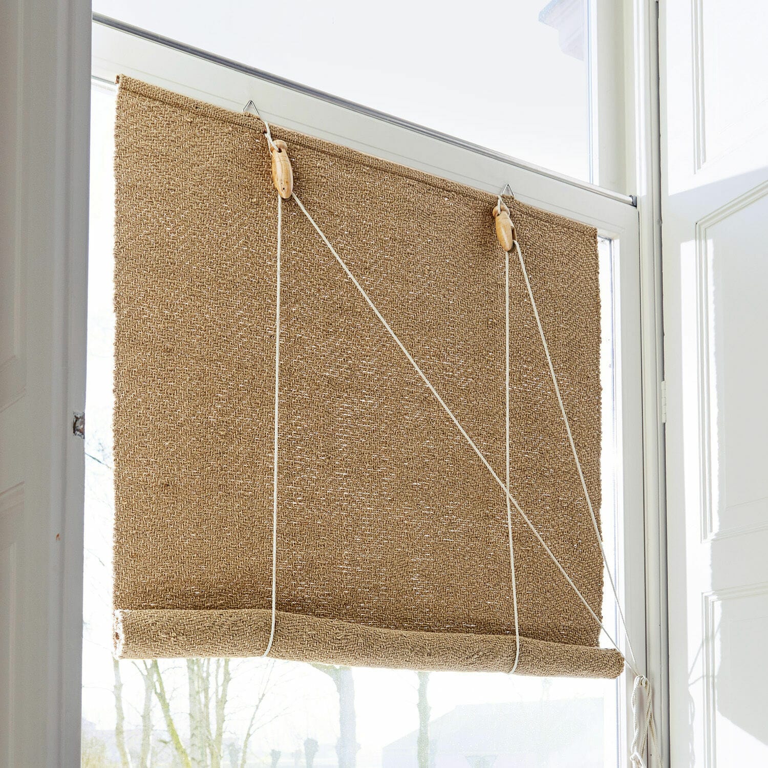 Rollo Paine Naturfarbener Jute-Rollo in Beige mit Holz-Elementen und Zugkordel zur Lichtregulierung