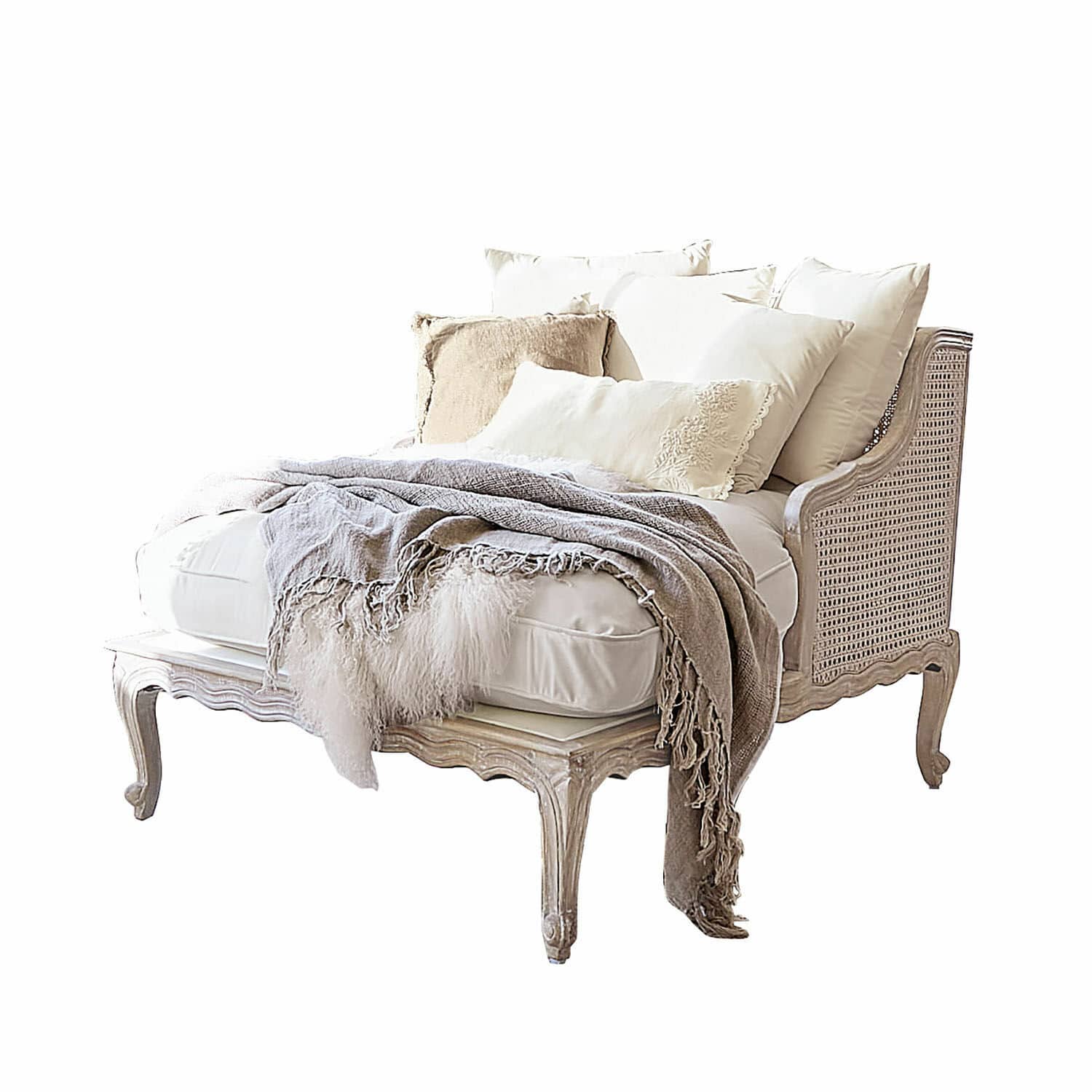 Chaiselongue Dronne Eleganter Chaiselongue aus hellem Holz mit Geflecht, cremefarbenen Kissen und grauem Plaid