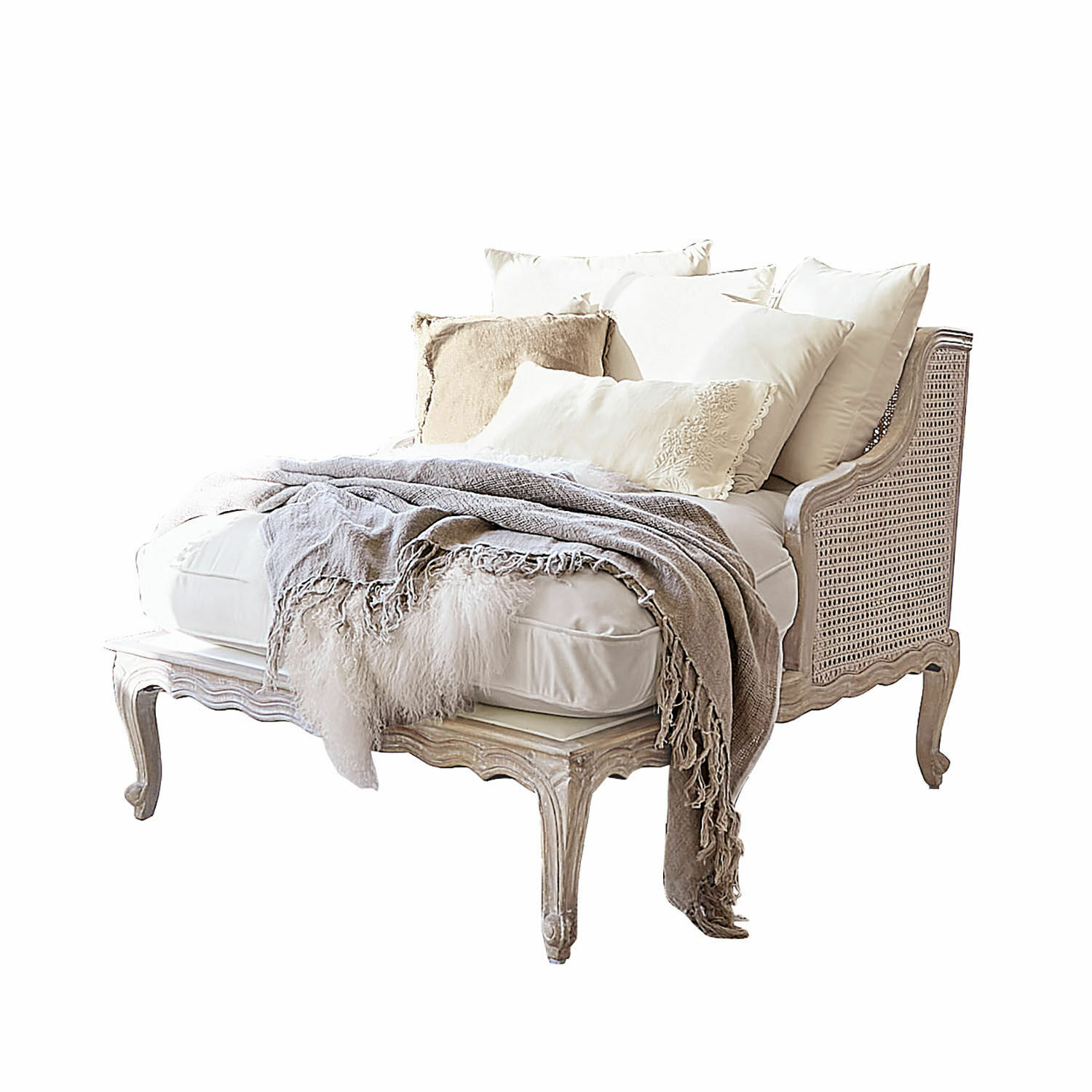 Chaiselongue Dronne Eleganter Chaiselongue aus hellem Holz mit Geflecht, cremefarbenen Kissen und grauem Plaid