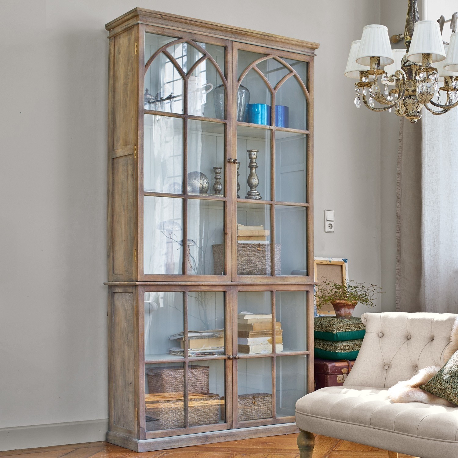 Schrank Garrard Vitrine aus naturfarbenem Holz mit Glastüren und dekorativen Regalen im Wohnzimmer