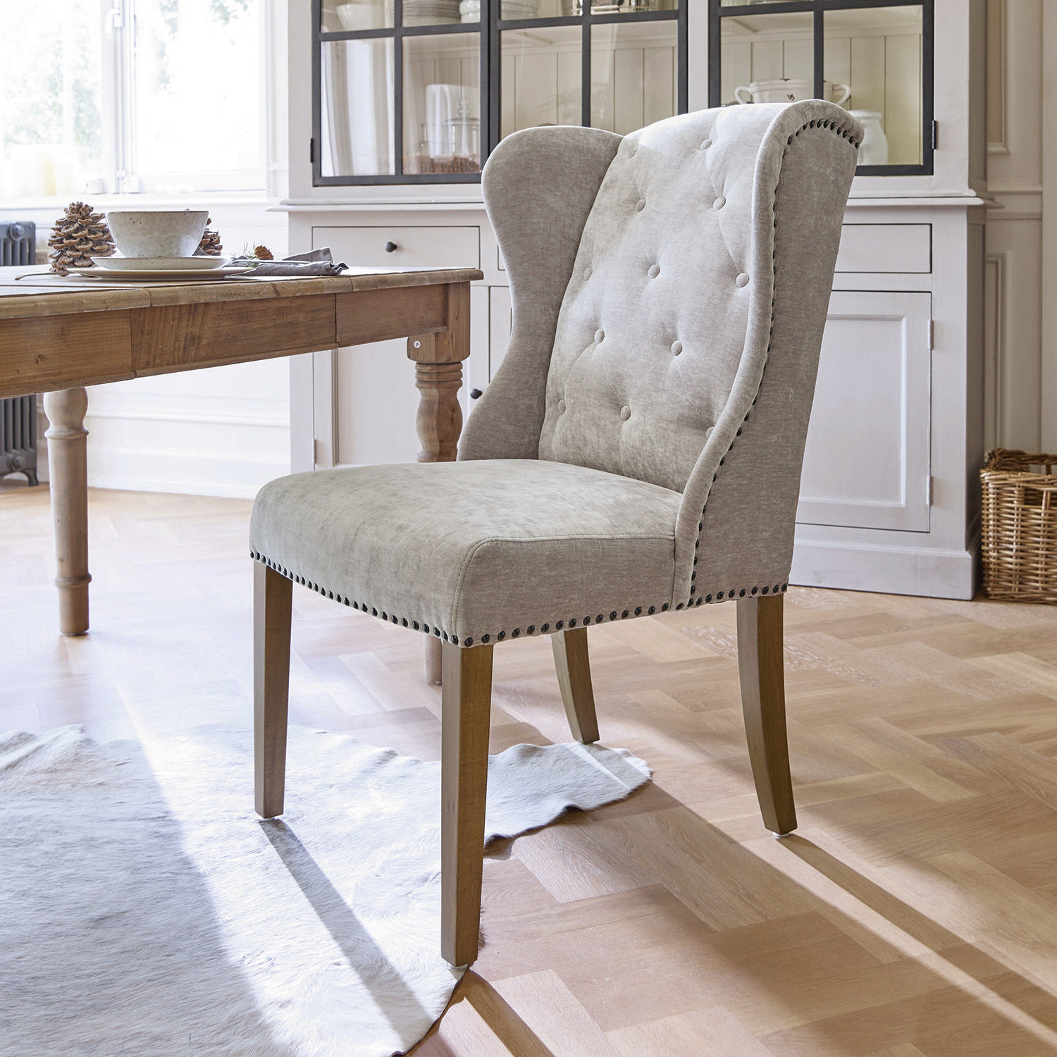 Stuhl Remi Grau gepolsterter Vintage-Stuhl mit Holzbeinen für Esszimmer, stilvolles Möbelstück