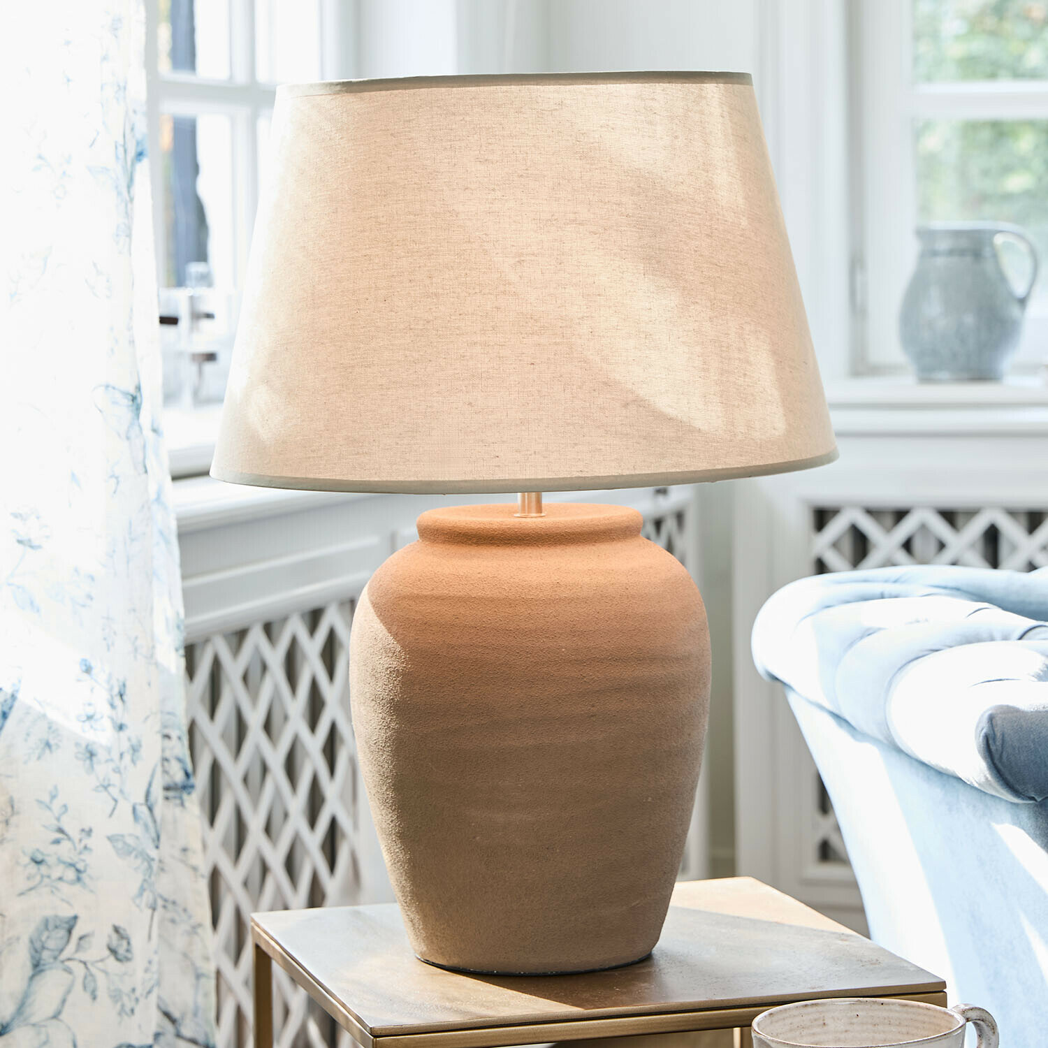 Tischlampe aus Terrakotta in Beige mit hellem Lampenschirm, Wohnaccessoire und Beleuchtung