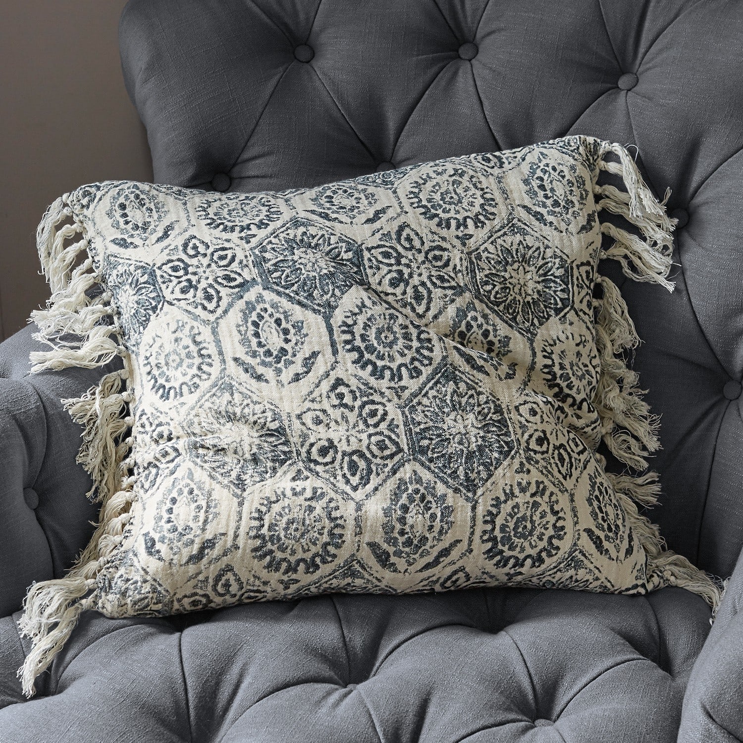 Kissen Beaupuy Beige Baumwollkissen mit blauem Muster und Fransen auf grauem, gepolstertem Sessel