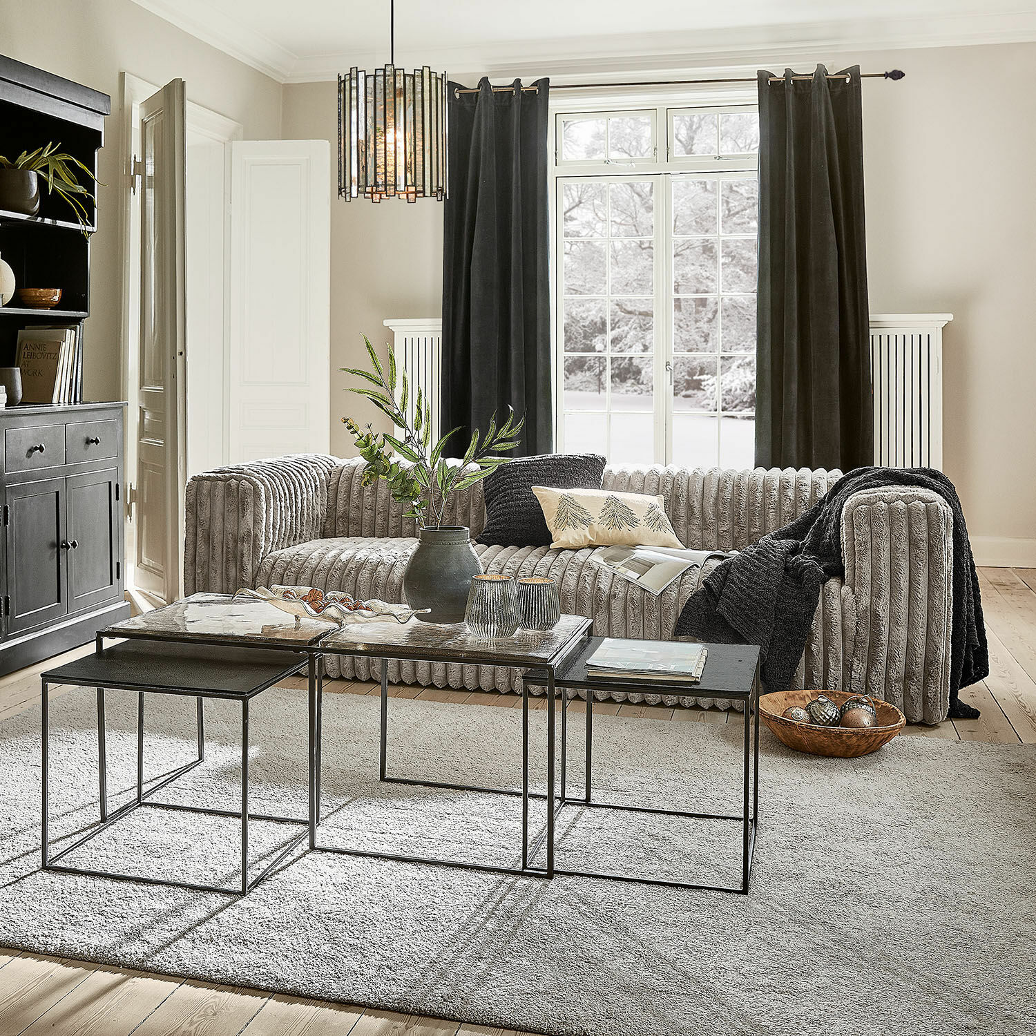 Sofa Roucemont Modernes Wohnzimmer mit grauem Cordsofa und Metall-Couchtischen auf hellem Teppich
