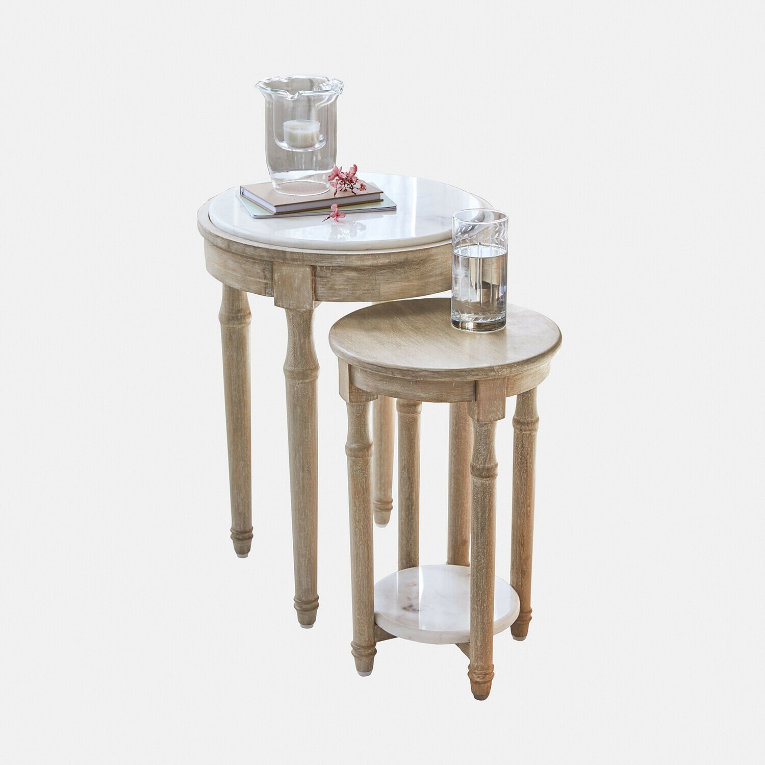 Beistelltisch 2er Set Camélune Zweier-Set runder Beistelltische aus hellem Holz mit weißen Marmorplatten