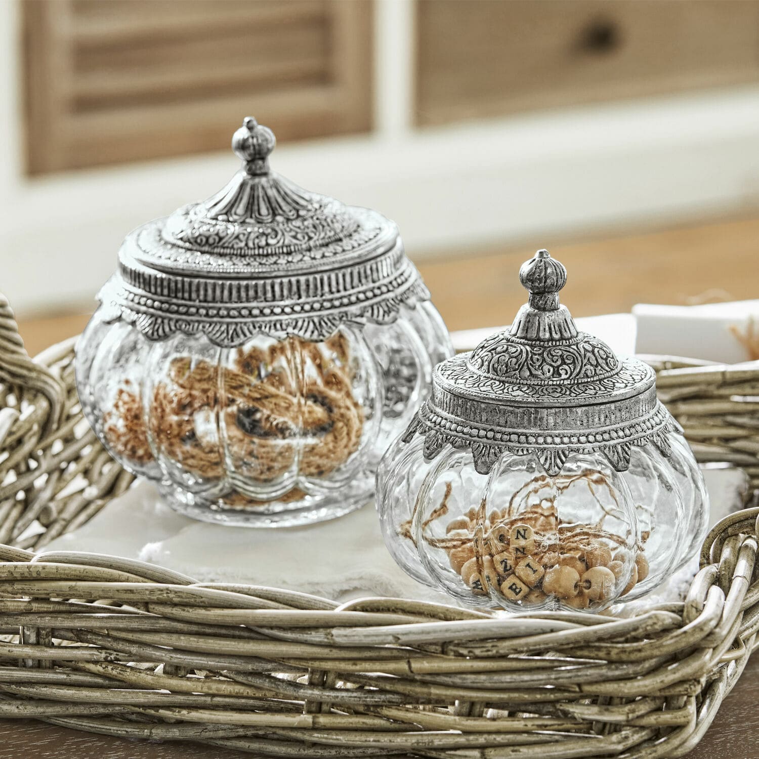 Glasdosen 2er Set Madelon Glasbehälter mit verzierten Metalldeckeln im Vintage-Stil auf einem Holztablett