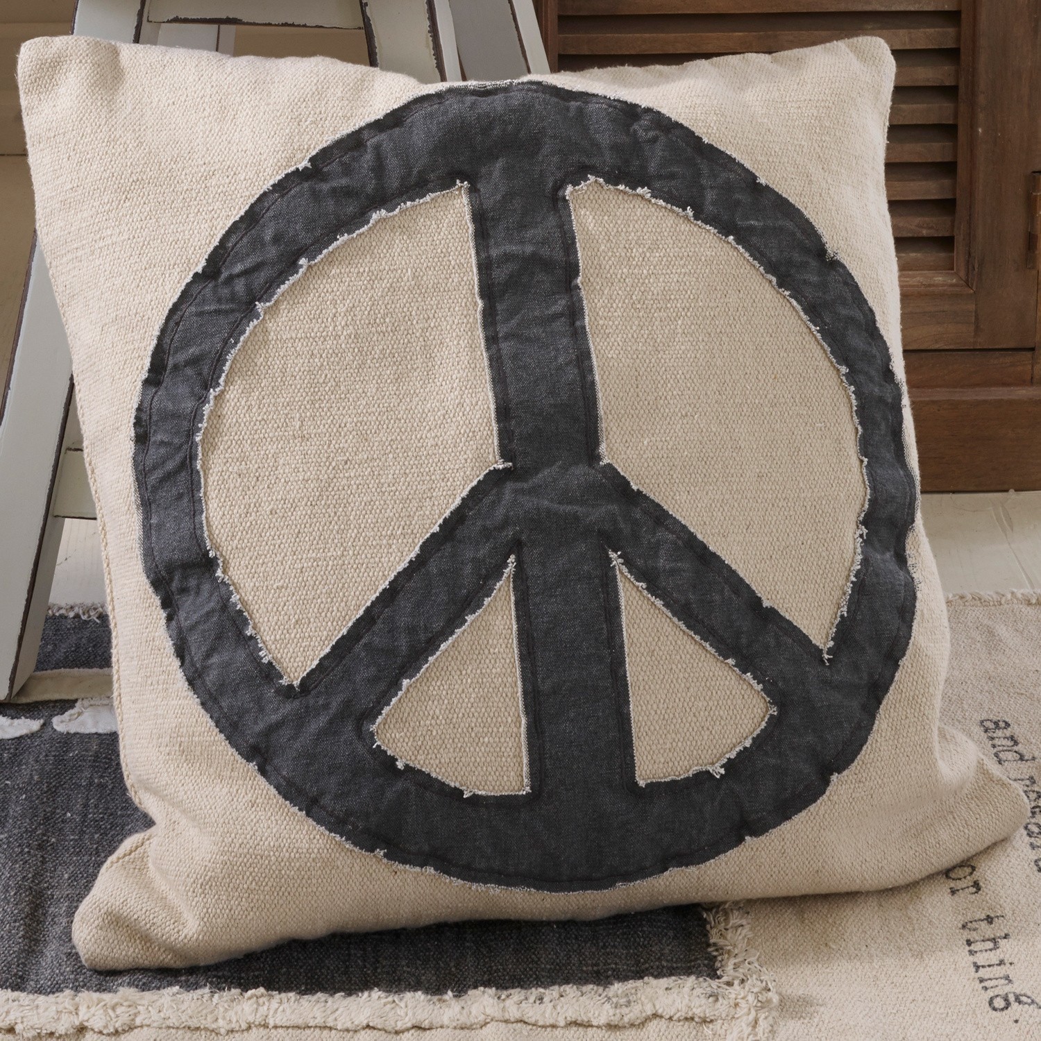 Kissen Freedom Beiges Dekokissen aus Baumwolle und Leinen mit schwarzem Peace-Zeichen für Wohnzimmer