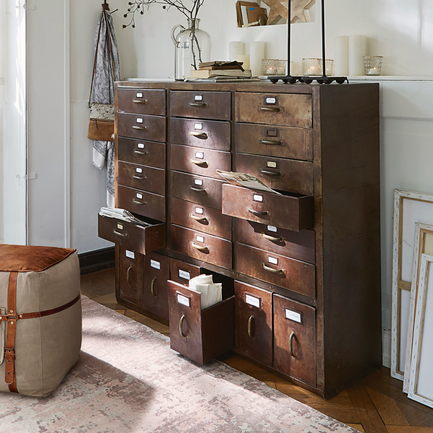 Kommode Hennepin Vintage Metallkommode in Braun mit vielen Schubladen zur Aufbewahrung von Dokumenten im Raum