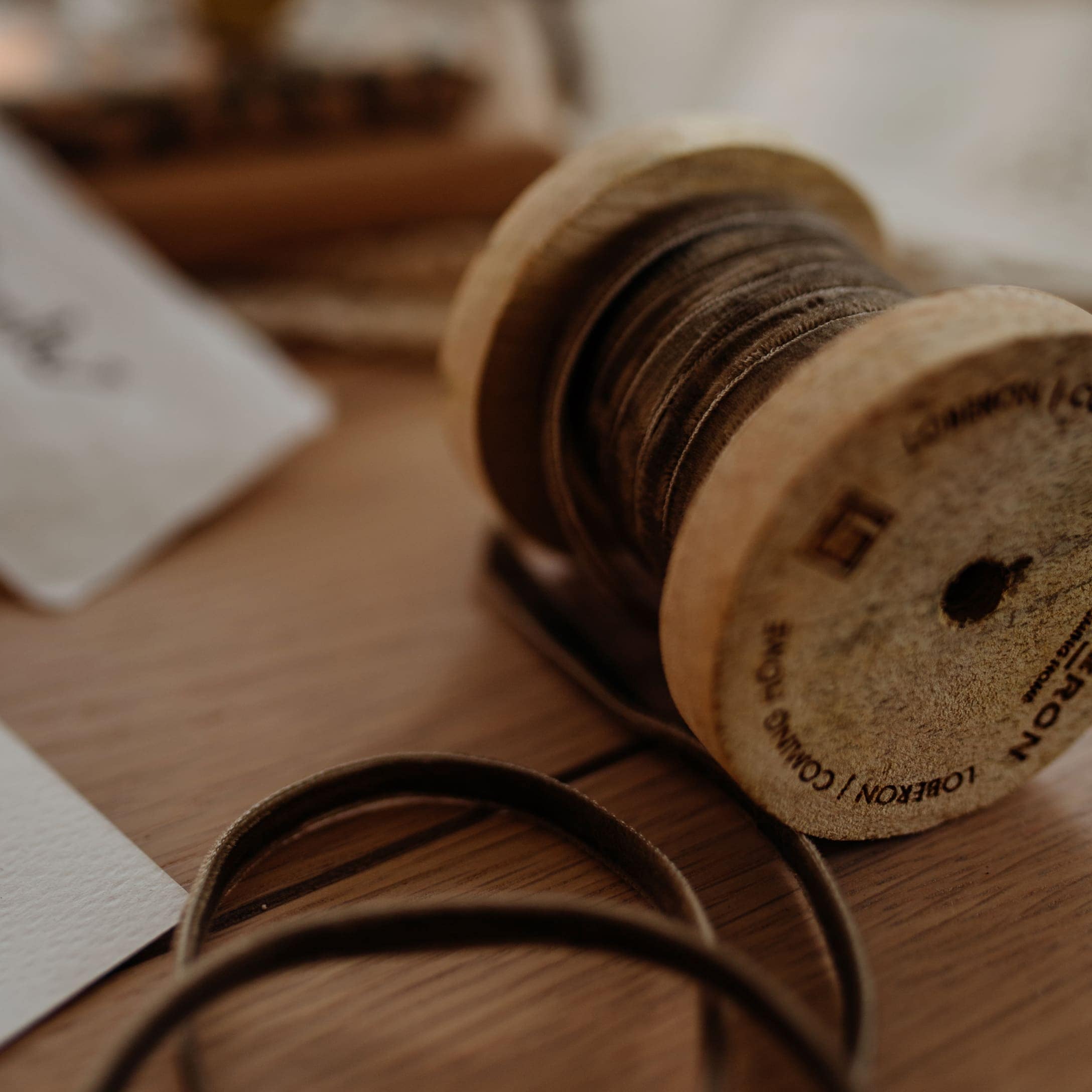 Braunes Samtband auf Holzspule zum Dekorieren und Geschenkverpacken