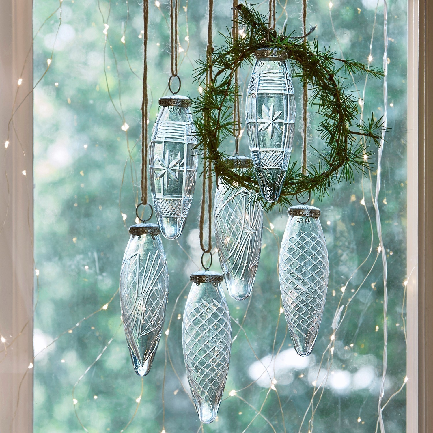 Weihnachtsschmuck 6er Set Loulay Transparente Glas-Weihnachtsanhänger mit Mustern an Schnüren vor Fenster mit LED-Lichterkette