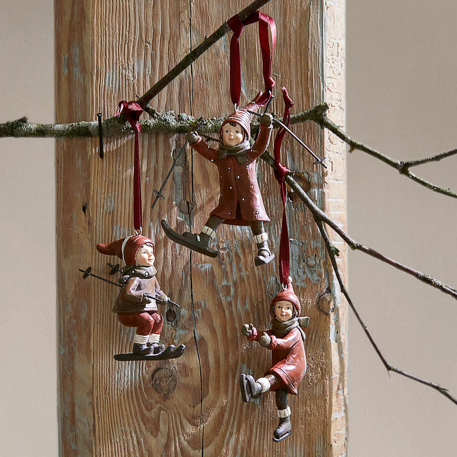 Anhänger 3er Set Bibury Drei rote Anhänger mit Kindern beim Skifahren und Schlittschuhlaufen an Holz, Winterdekoration