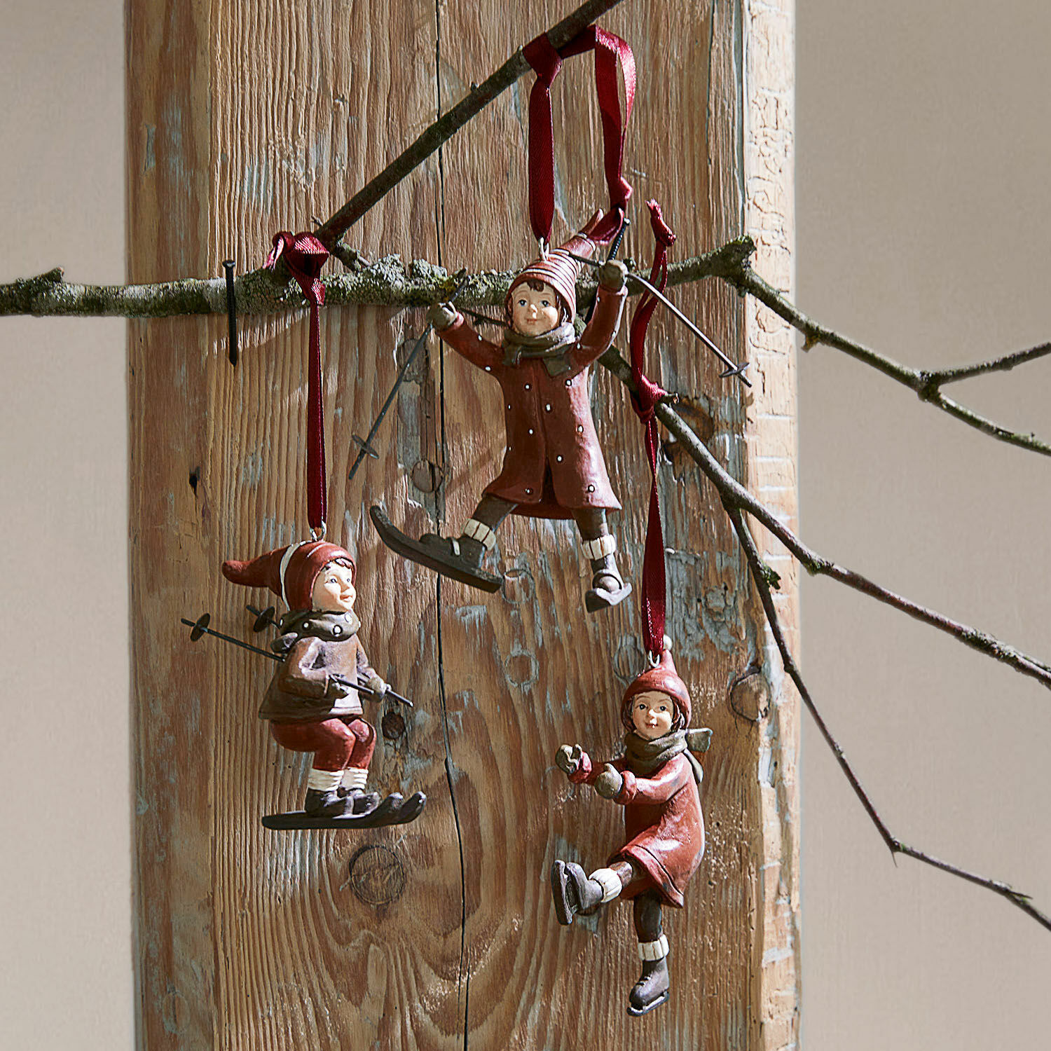 Anhänger 3er Set Bibury Drei rote Anhänger mit Kindern beim Skifahren und Schlittschuhlaufen an Holz, Winterdekoration
