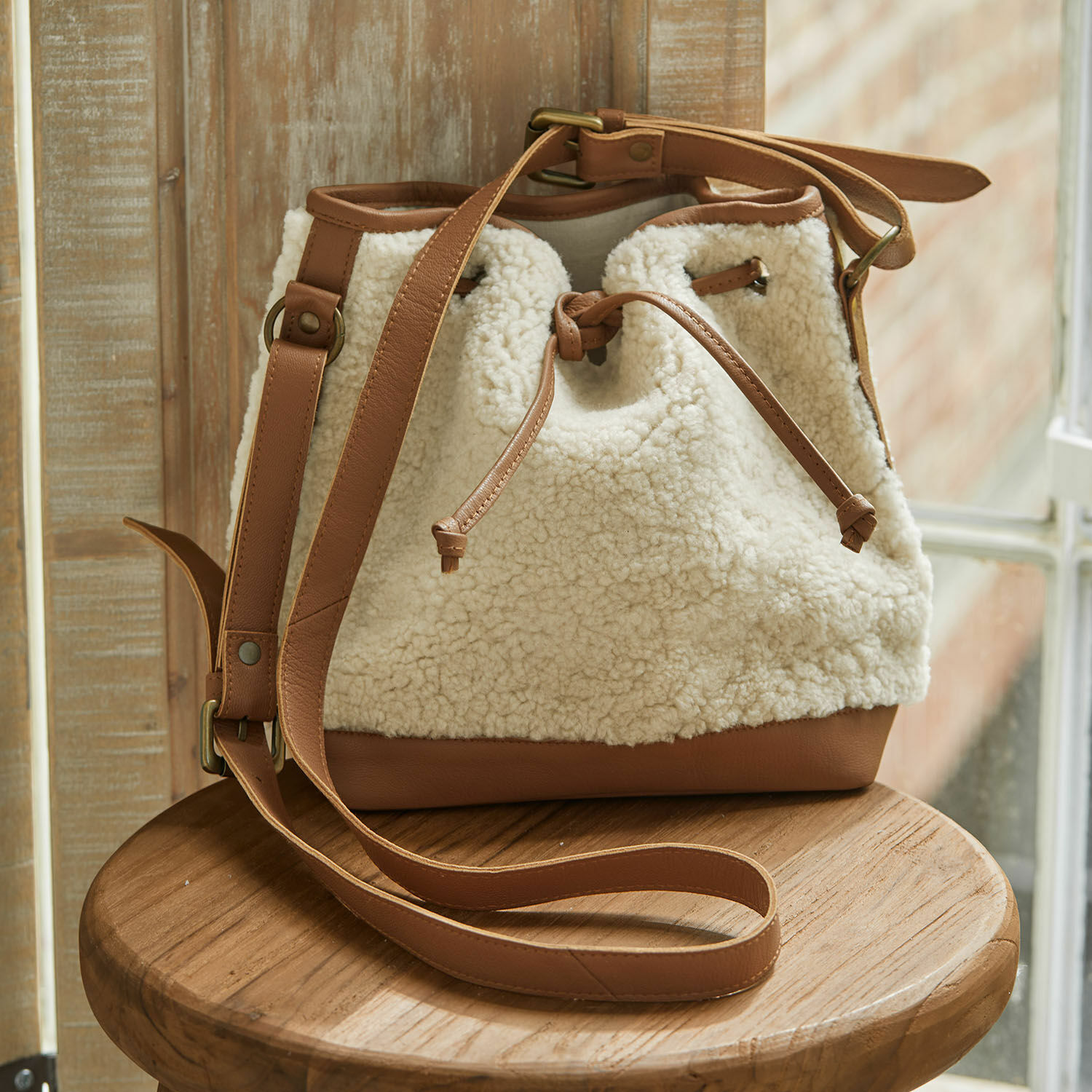 Tasche Bellaros Beige Beuteltasche aus braunem Leder und weichem Lammfellimitat, modisches Damenaccessoire