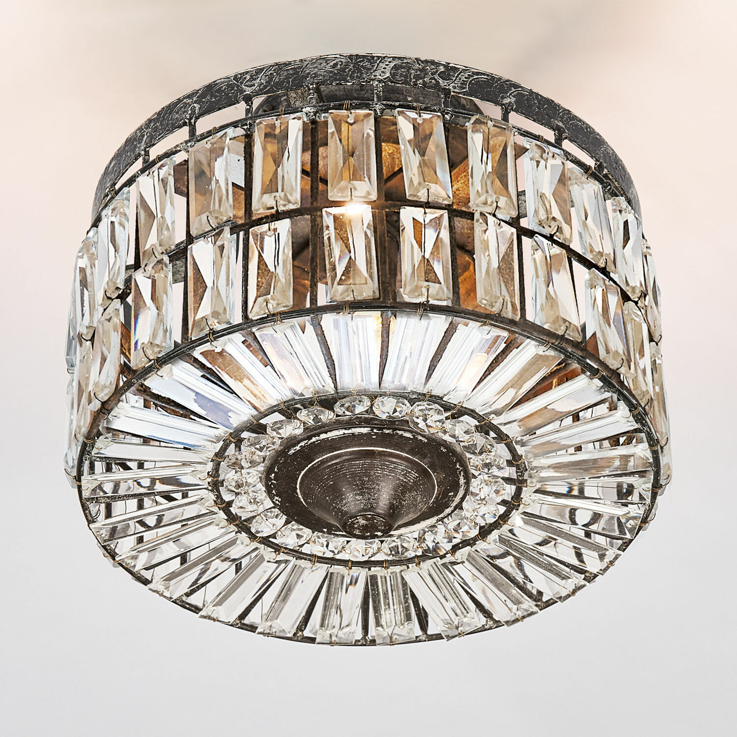 Deckenlampe Hutton Runder Deckenleuchter aus Metall mit transparenten Kristallen, dekorative Wohnzimmerlampe