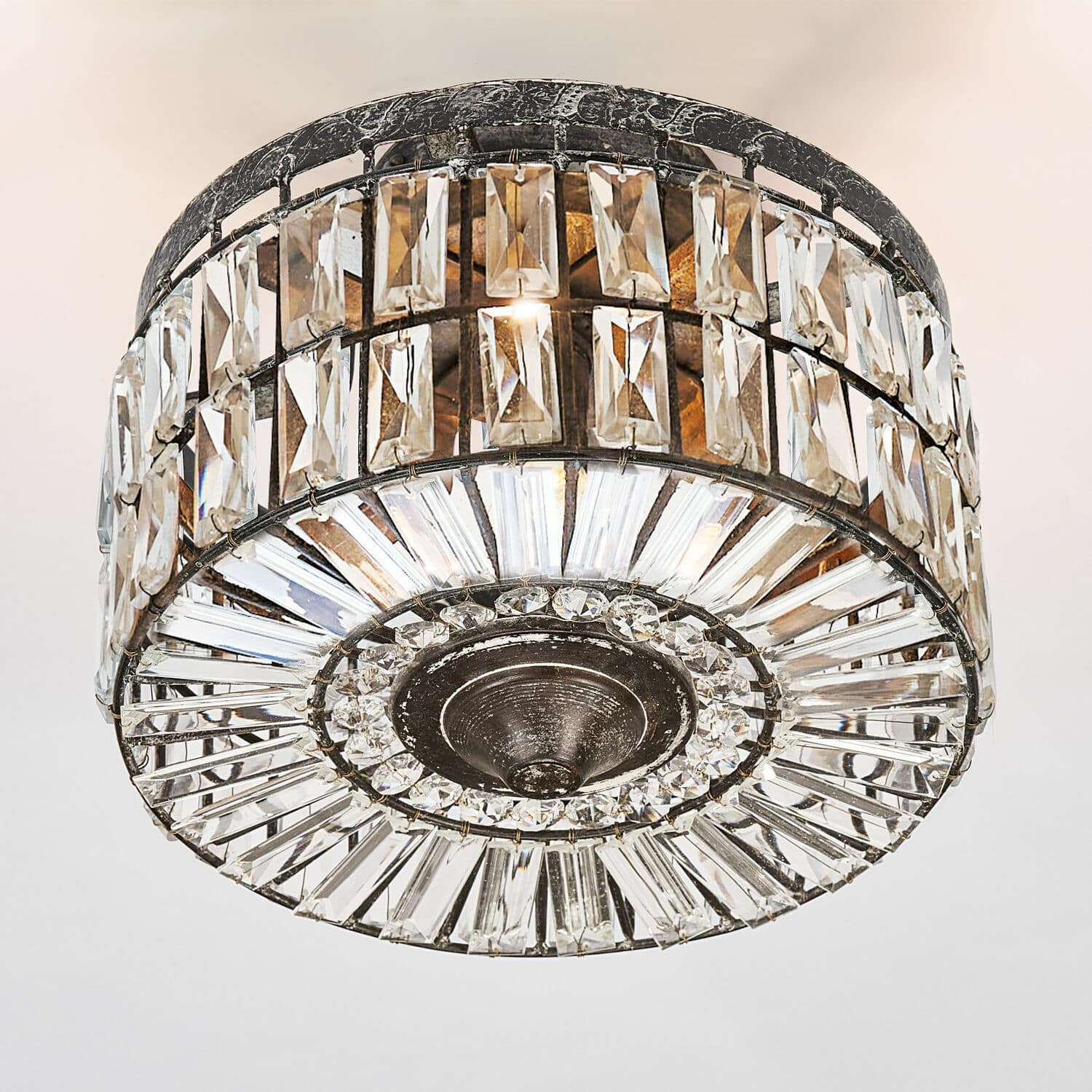 Deckenlampe Hutton Runder Deckenleuchter aus Metall mit transparenten Kristallen, dekorative Wohnzimmerlampe