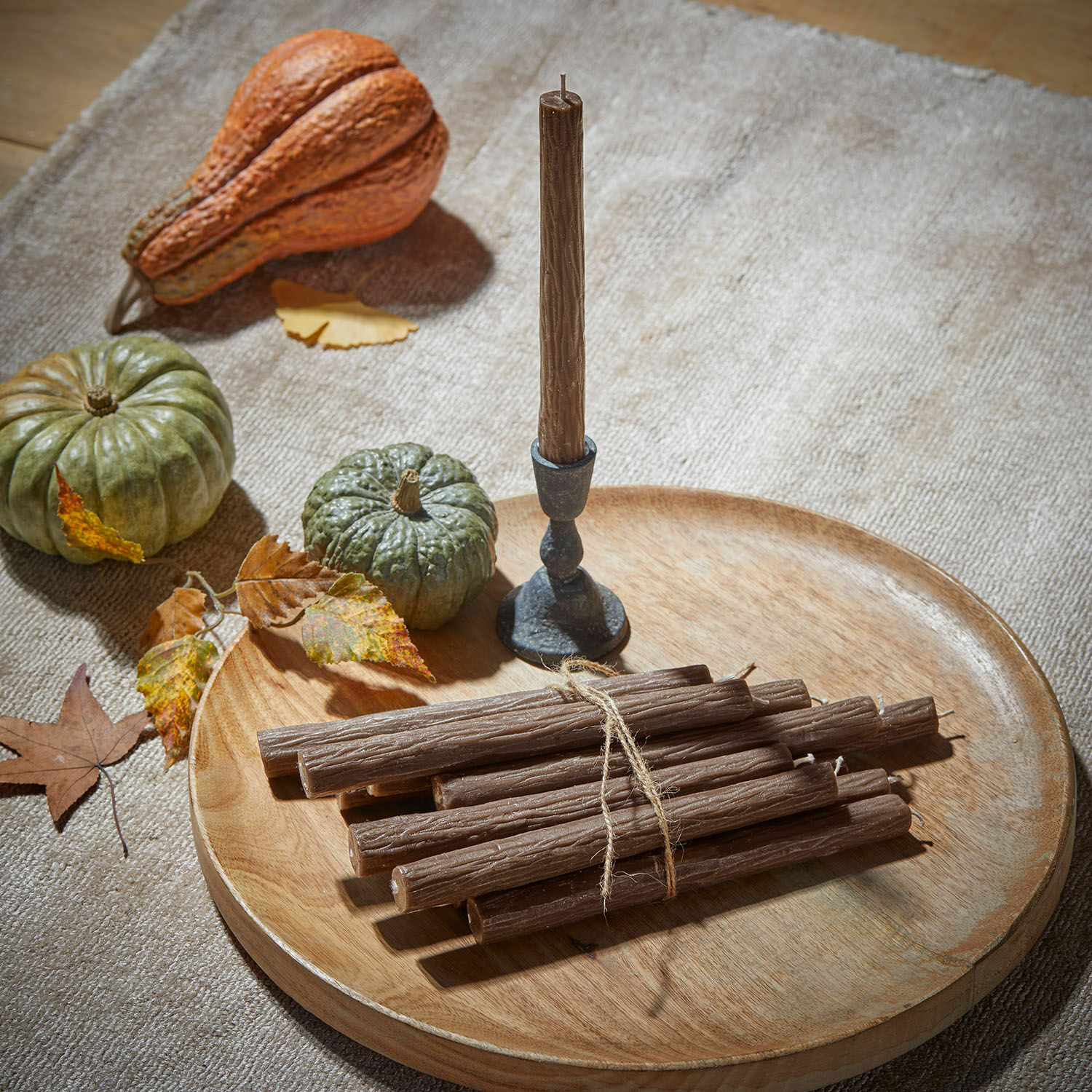 Kerze 12er Set Calviano Braune Holzstruktur-Kerzen auf Holztablett mit Kürbis- und Blattdeko, herbstliche Tischdekoration