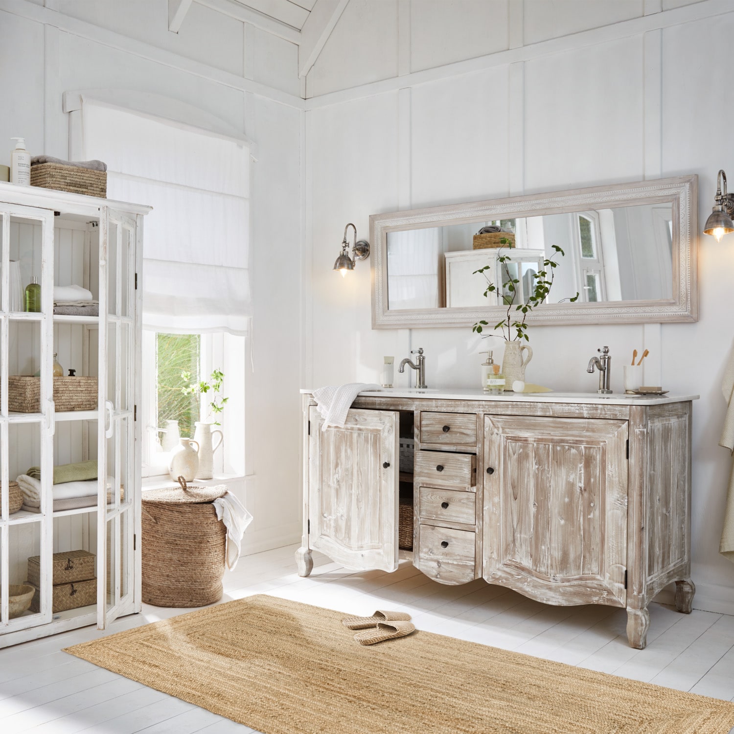 Vintage Holz-Badezimmerschrank mit Doppelwaschbecken und großem Spiegel in hellem Raum
