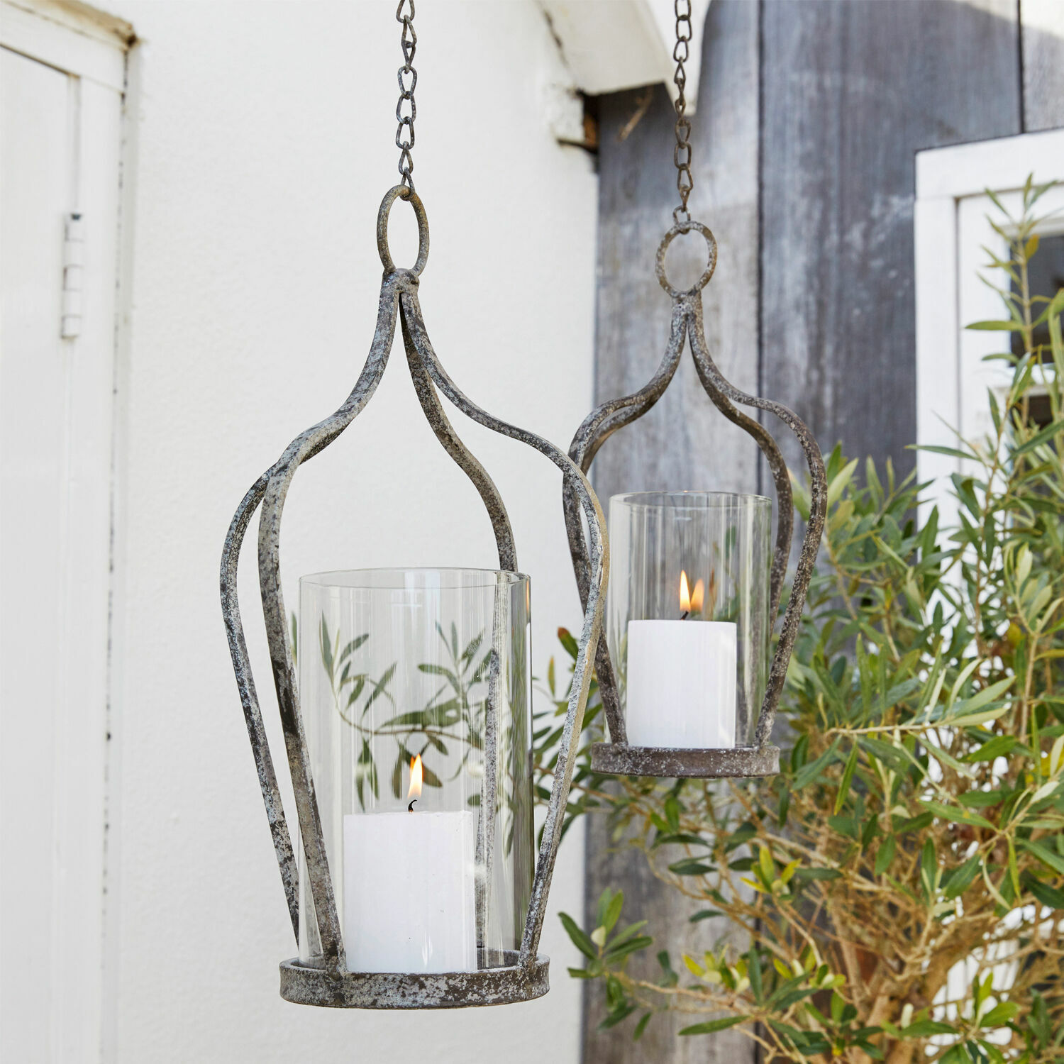 Hängelaterne 2er Set Mikella Hängende Laternen aus Metall im Vintage-Stil mit weißen Kerzen und Glas für Gartendekoration