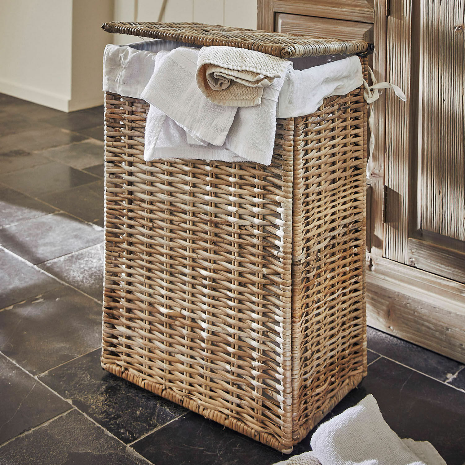Wäschekorb Marsac Wäschekorb aus natürlichem Rattan mit weißem Innenfutter und Handtüchern, praktisch fürs Bad