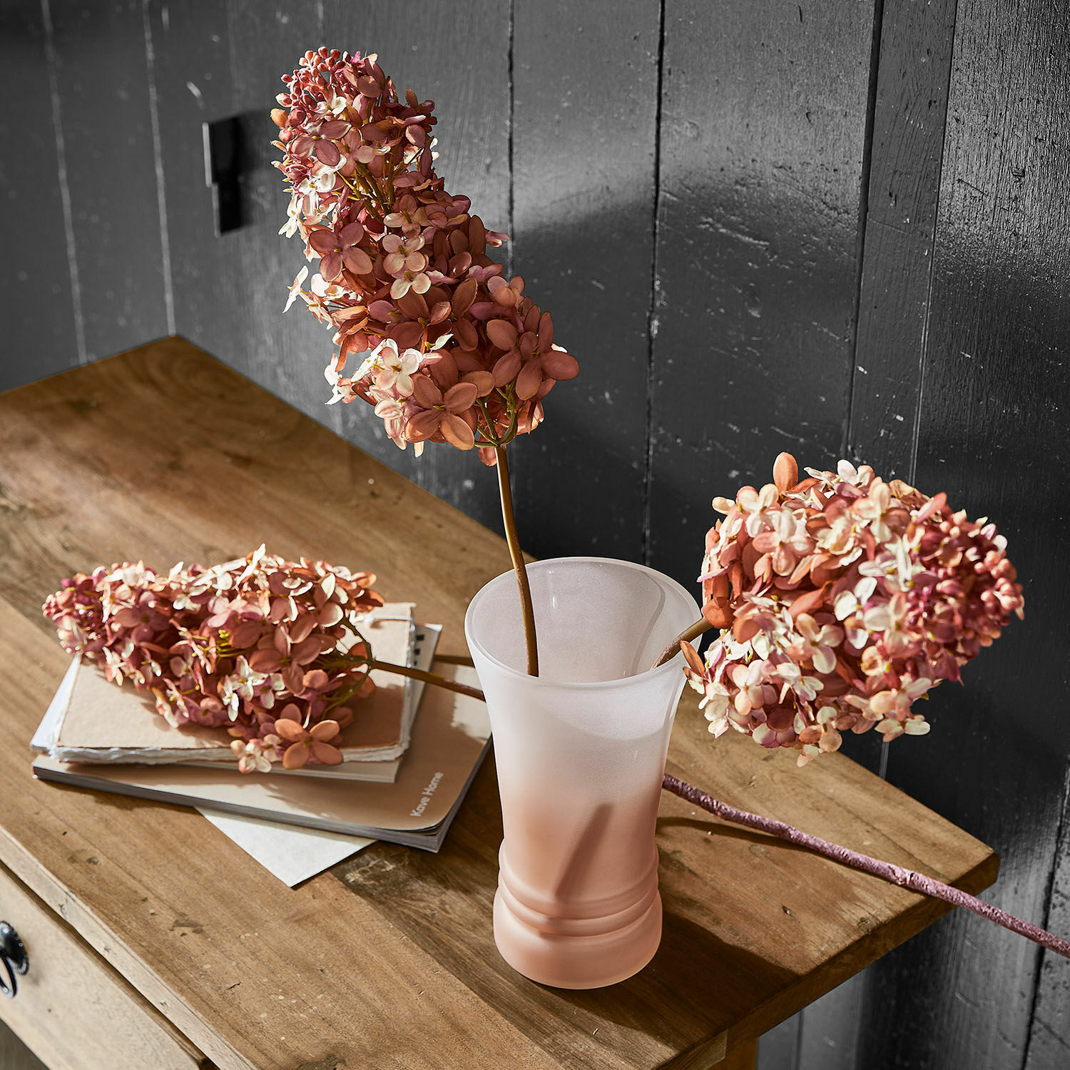 Deko-Blume 3er Set Ylvi Mattrosa Glasvase mit Blumen auf Holztisch, stilvolle Wohnraumdekoration