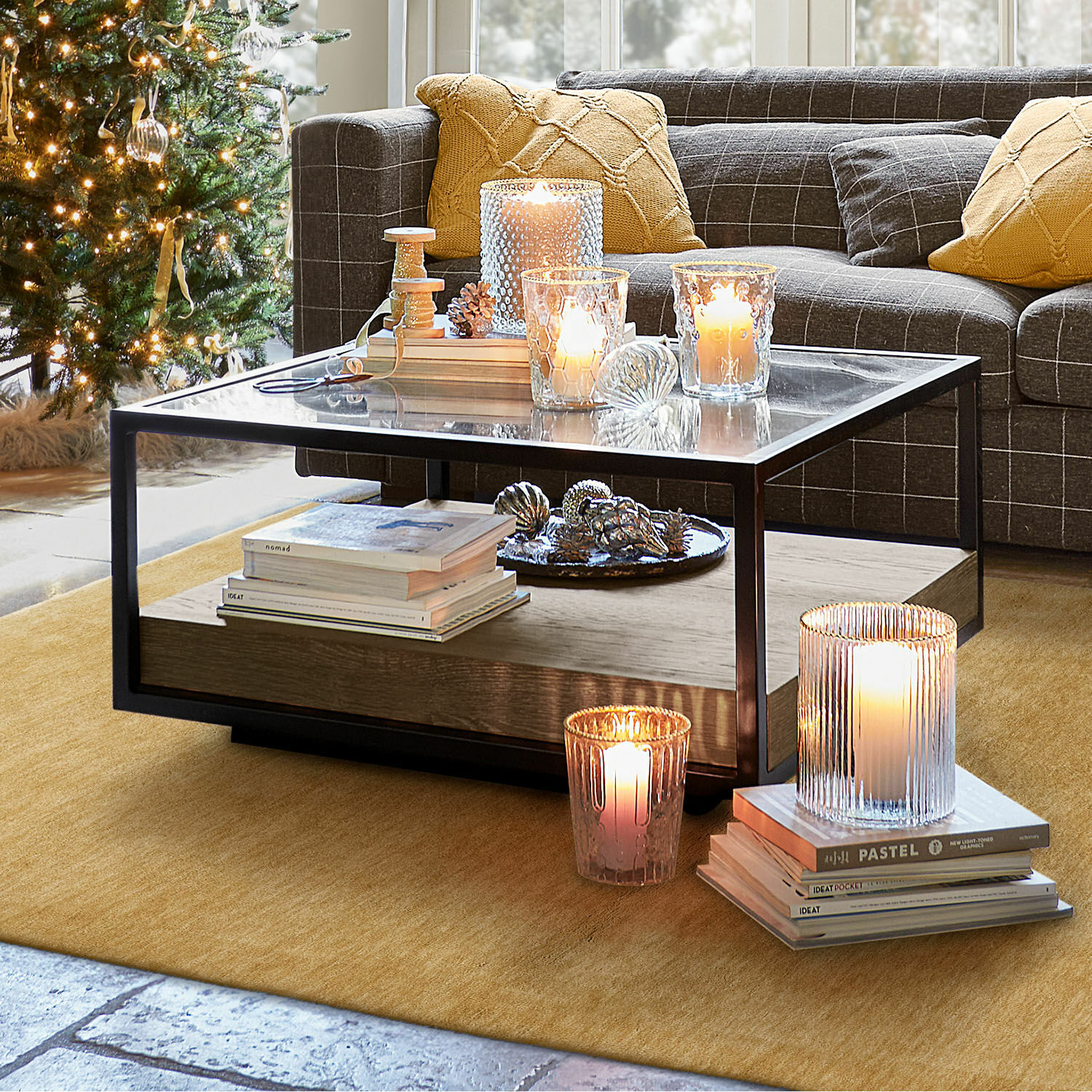 Couchtisch Westvale Gemütliches Wohnzimmer mit grauem Sofa, gelben Kissen und festlich beleuchtetem Weihnachtsbaum