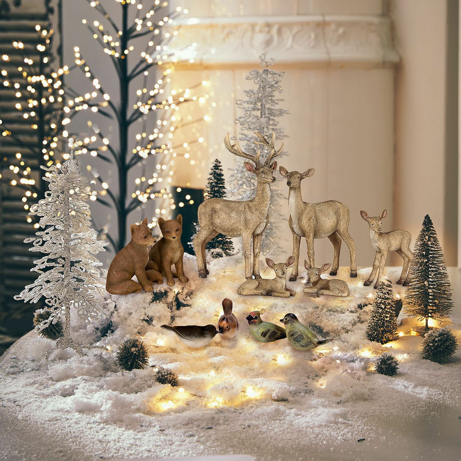 Waldtier 11er Set Pluvet Winterliche Dekoration mit Hirsch-, Fuchs- und Vogel-Figuren auf Schnee mit LED-Beleuchtung