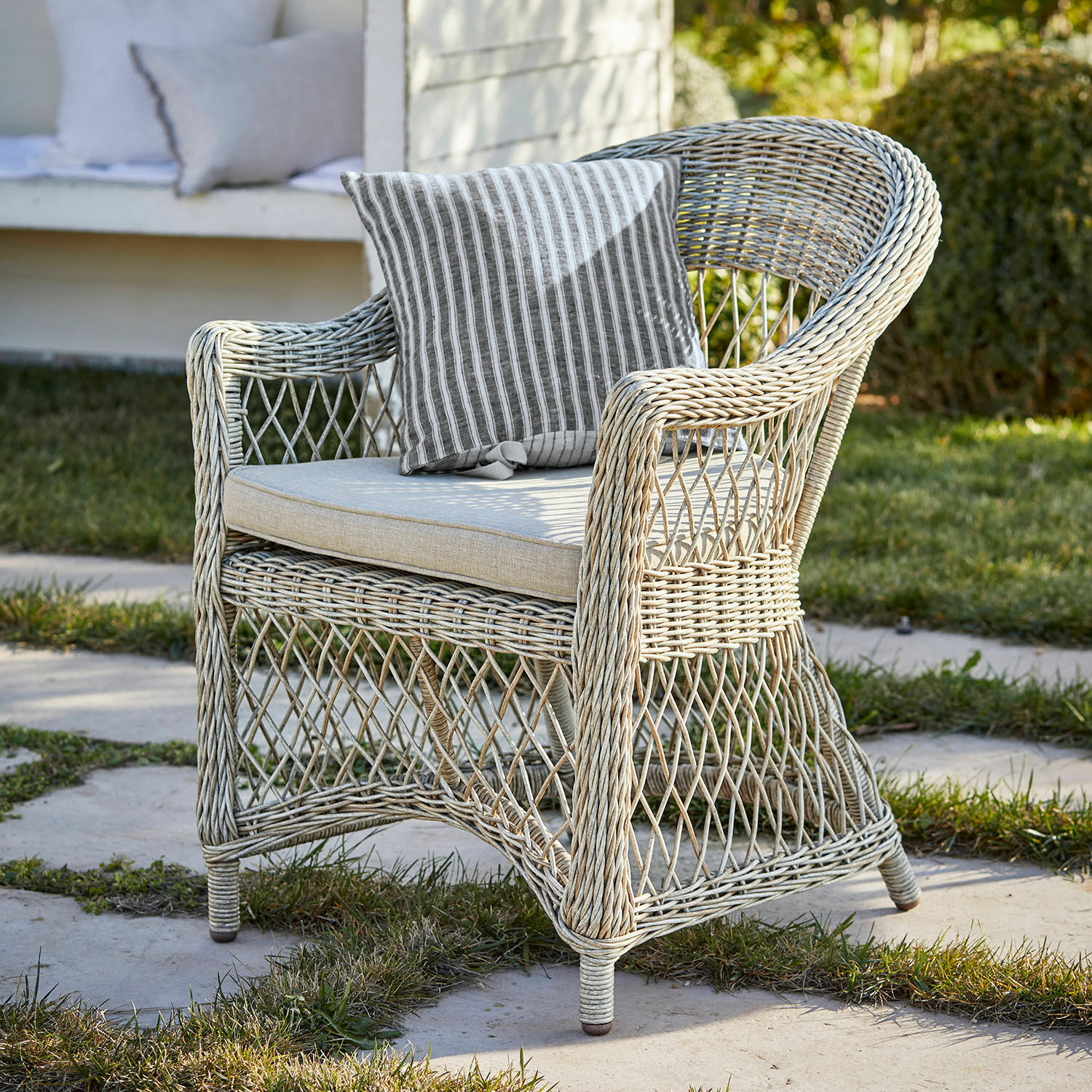 Sessel Lézardrieux Heller Rattan-Gartenstuhl mit gestreiftem Kissen, ideal für entspannte Momente im Freien
