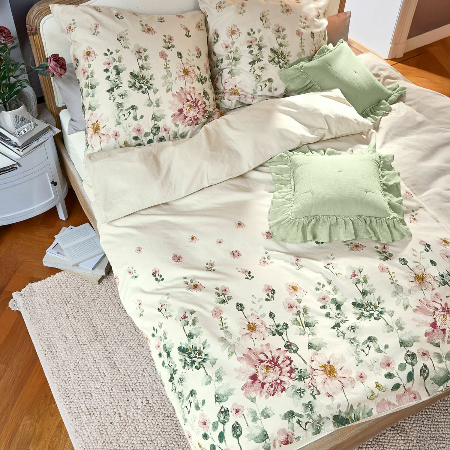 Bettwäsche Brinalie Baumwoll-Bettwäsche in Creme mit floralem Muster und grünen Dekokissen für gemütliches Schlafzimmer