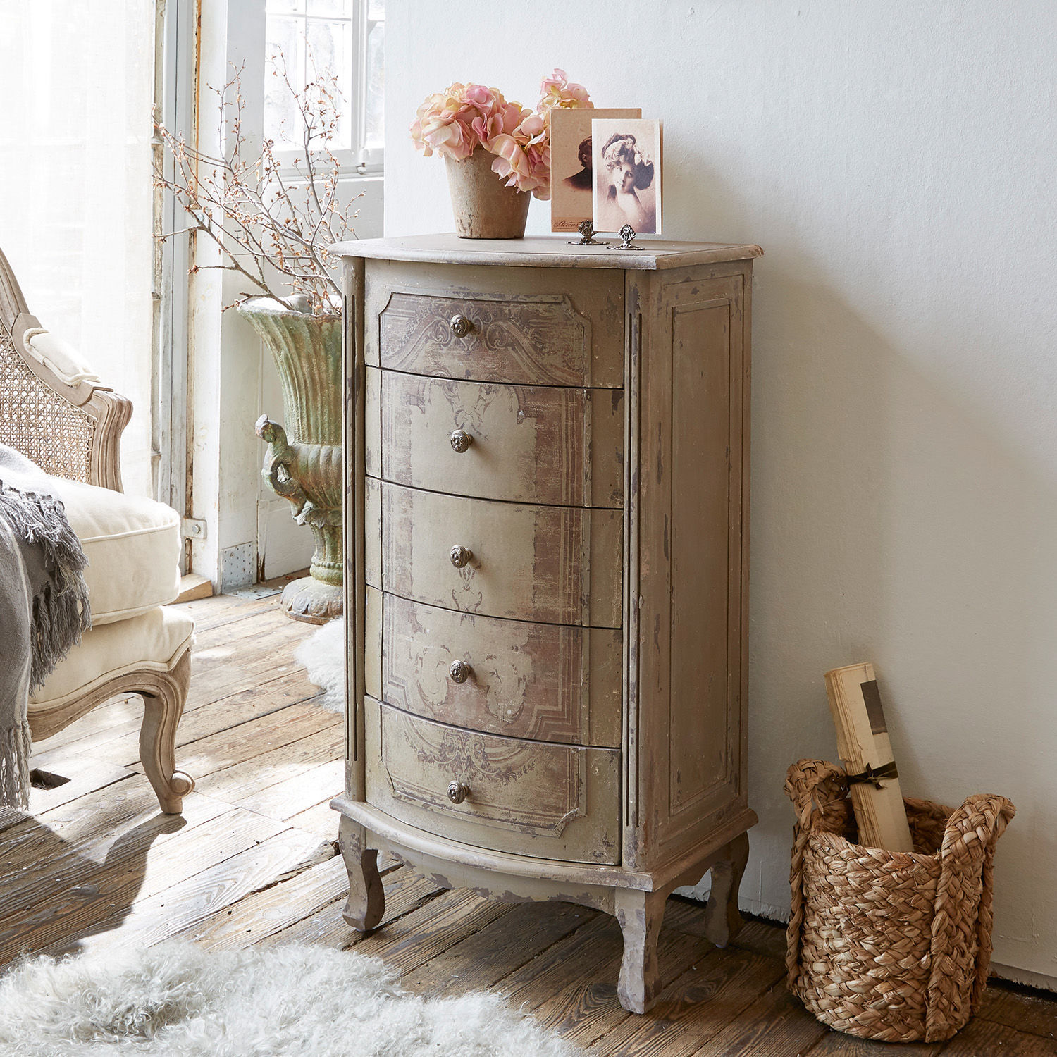 Kommode Estere Elegante Holzkommode mit fünf Schubladen in antikem Beige für ein gemütliches Wohnzimmer
