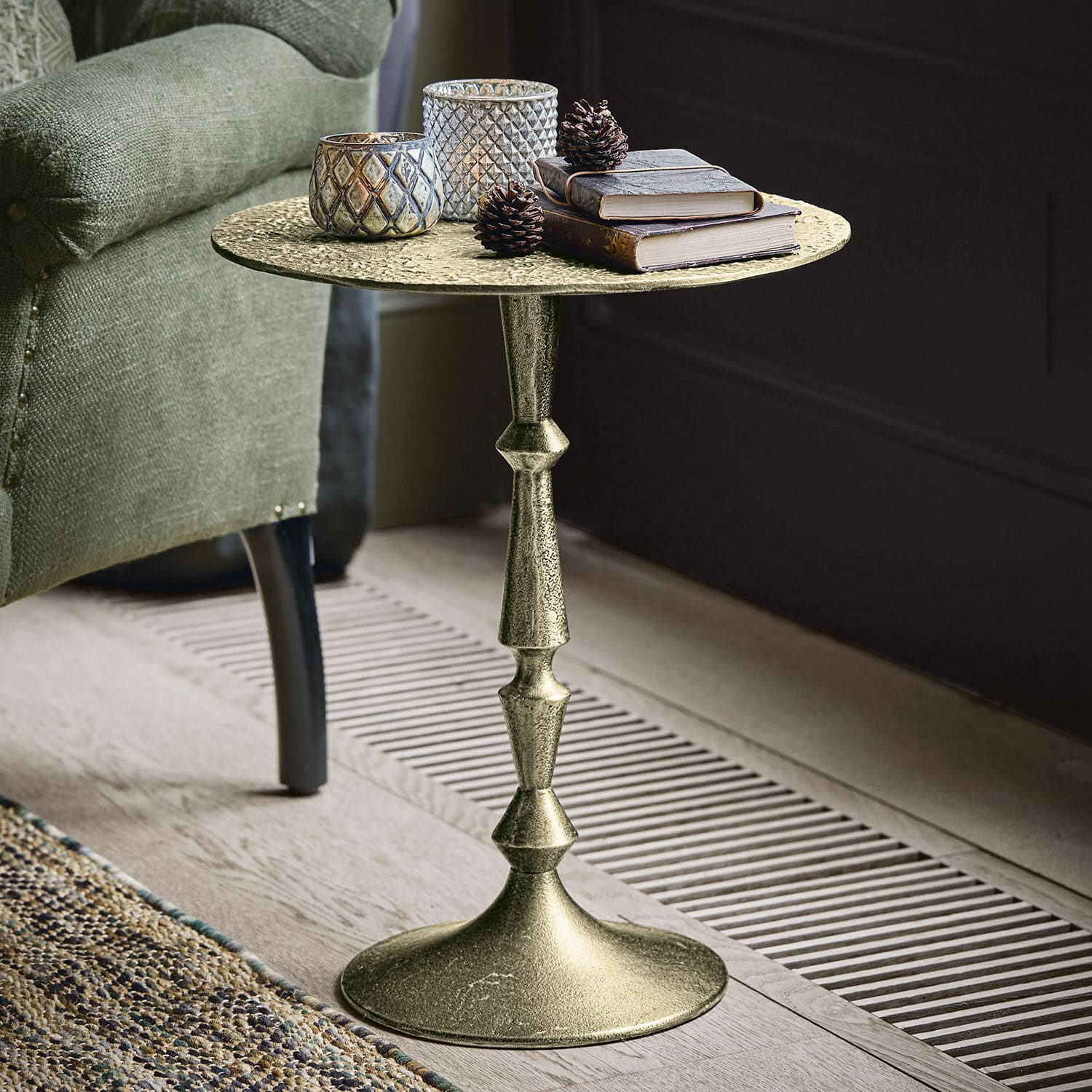 Beistelltisch Boissiére Goldener Metall-Beistelltisch mit strukturierter Oberfläche und Dekorationen auf der Platte im Wohnzimmer
