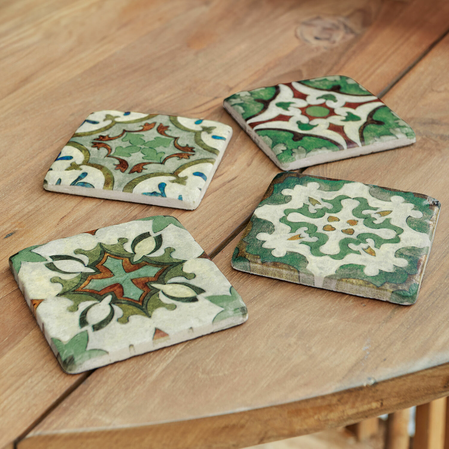 Untersetzer 4er Set Angeot Keramik-Untersetzer mit grün-braunem Muster auf Holztisch, dekorative Wohnaccessoires