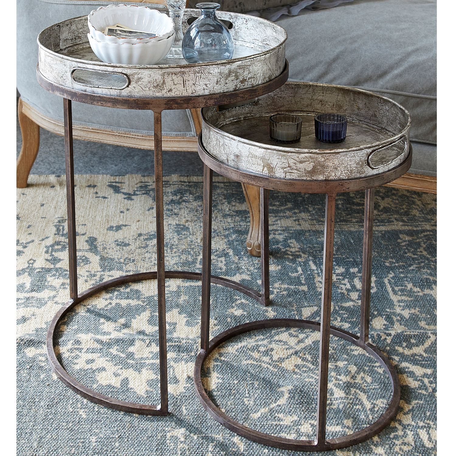 Beistelltisch 2er Set Saint Mark Zwei runde Beistelltische mit Metallgestell und silbernen Tabletts auf Teppich im Wohnzimmer