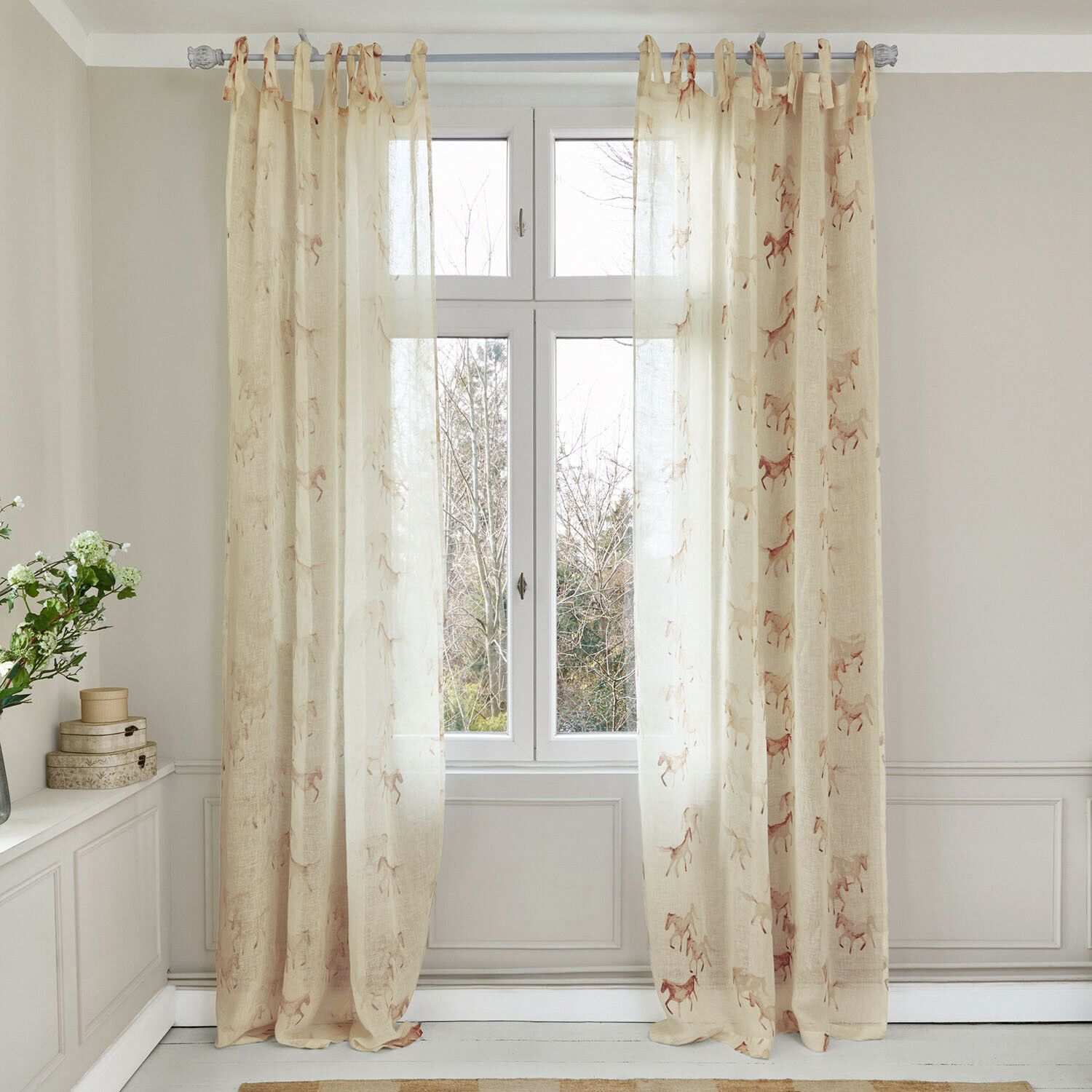 Gardine Windermay Beige, leichte Vorhänge mit Pferdemotiv aus Naturmaterial, stilvolle Fensterdekoration fürs Wohnzimmer