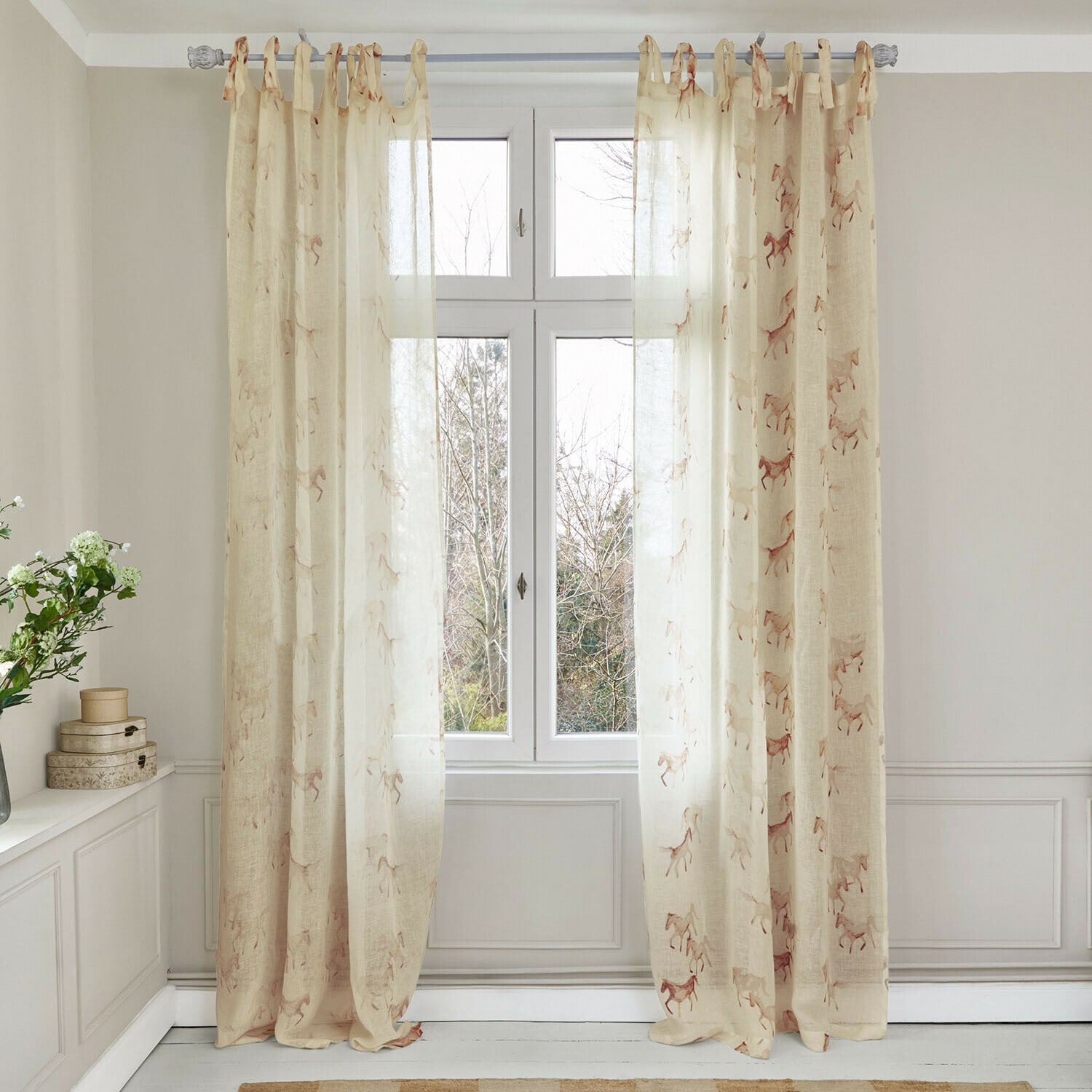 Gardine Windermay Beige, leichte Vorhänge mit Pferdemotiv aus Naturmaterial, stilvolle Fensterdekoration fürs Wohnzimmer