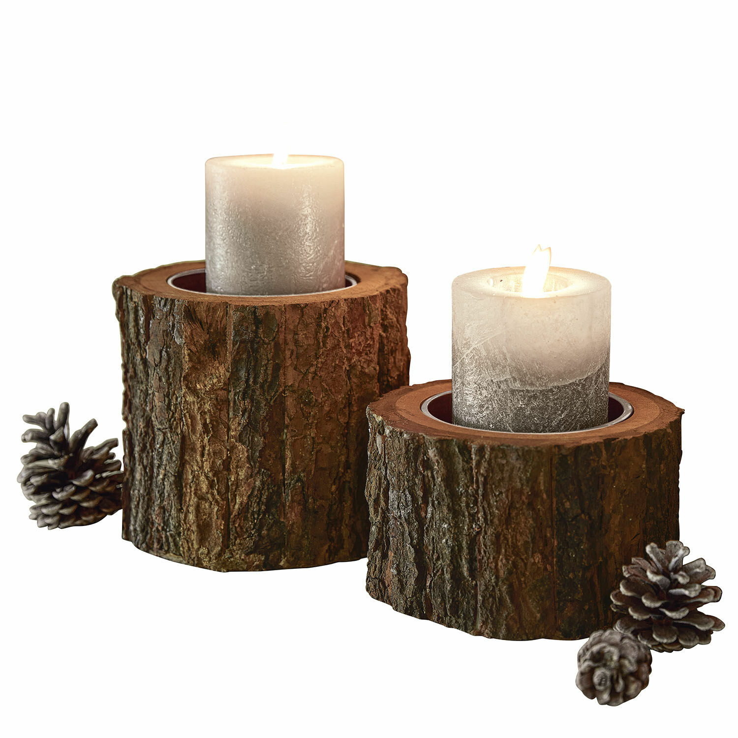 Kerzenständer 2er Set Raymond Zwei Kerzenhalter aus Naturholz mit grauen Kerzen und Kiefernzapfen, rustikale Wohnraumdeko