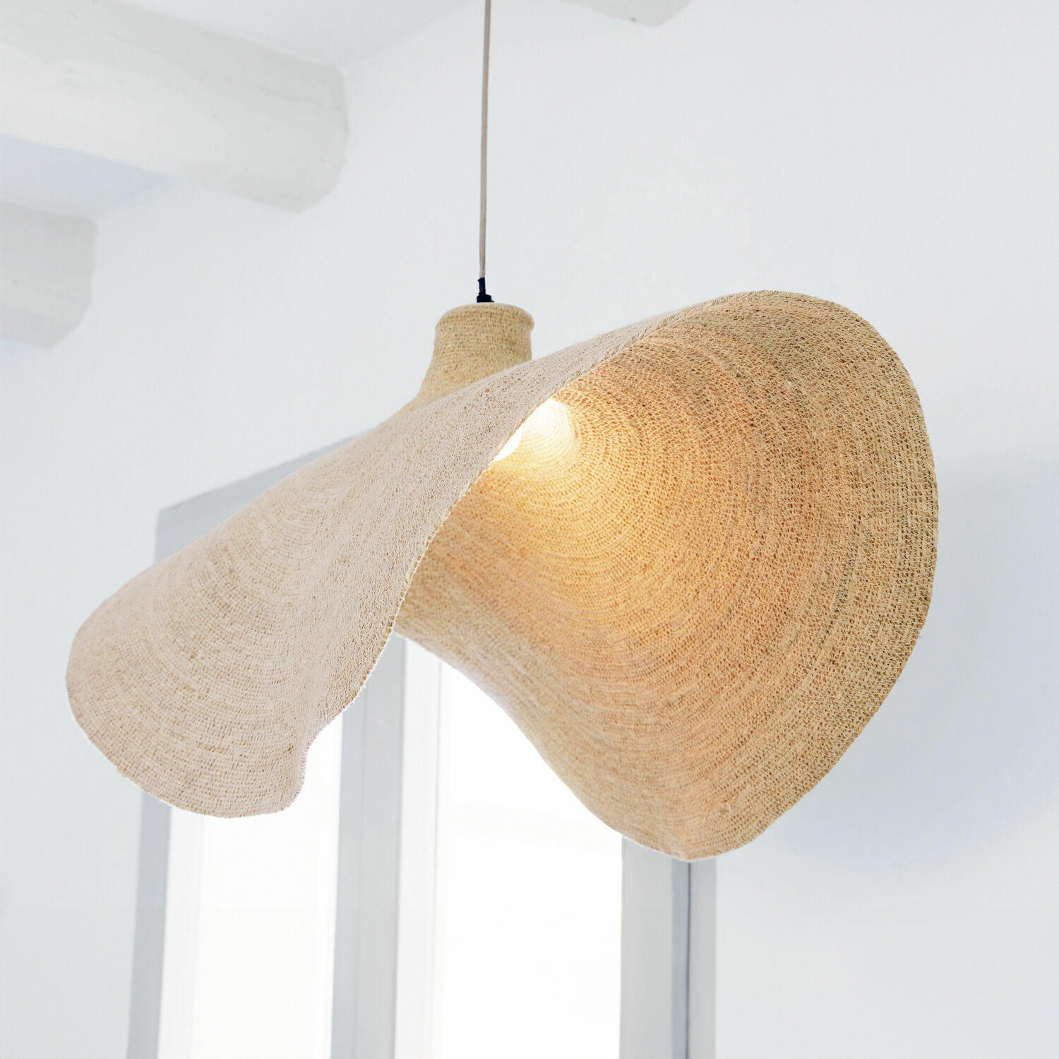 Hängelampe Thaon Hängelampe aus natürlichem beigem Material mit wellenförmigem Design für moderne Räume