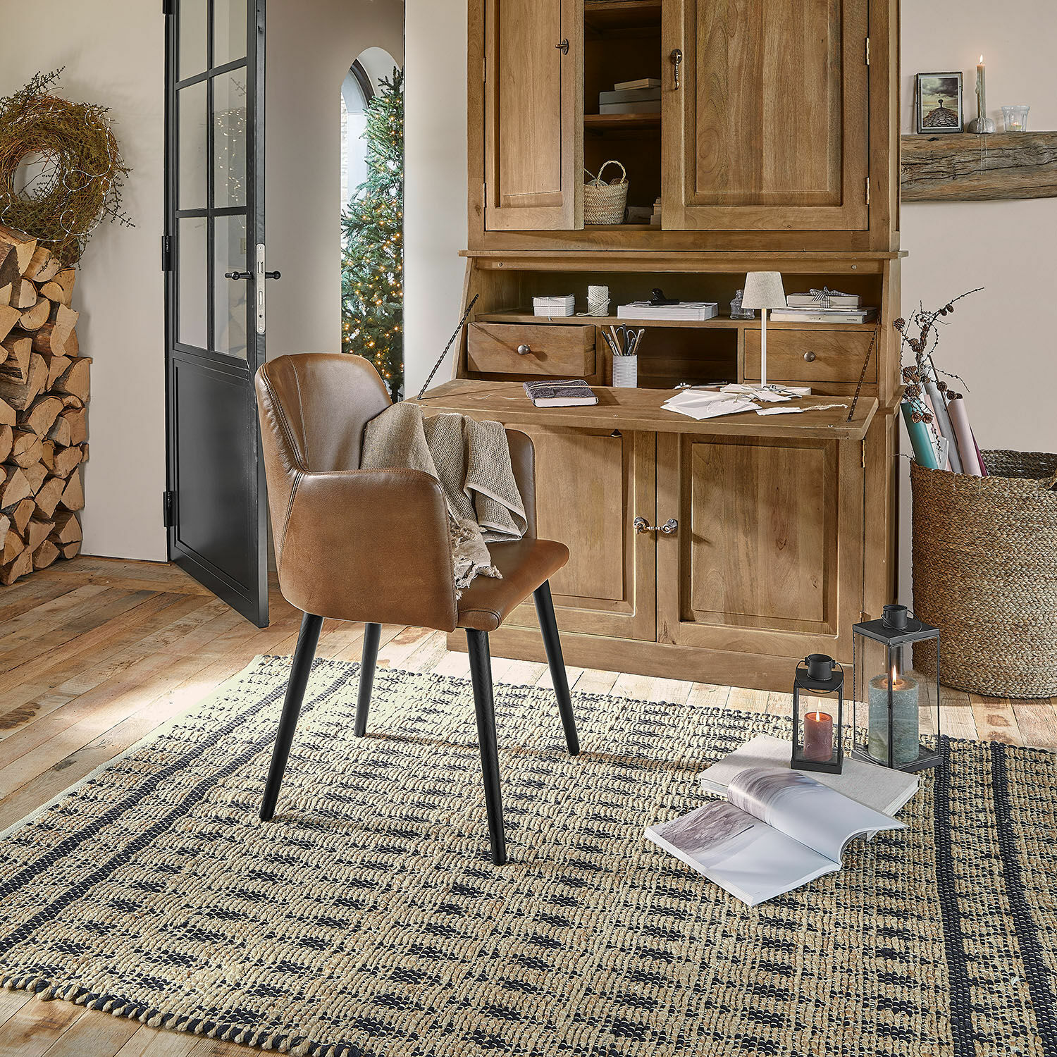 Brauner Stuhl aus Kunstleder mit schwarzen Beinen auf gemustertem Teppich in gemütlichem Raum mit Holzkommode