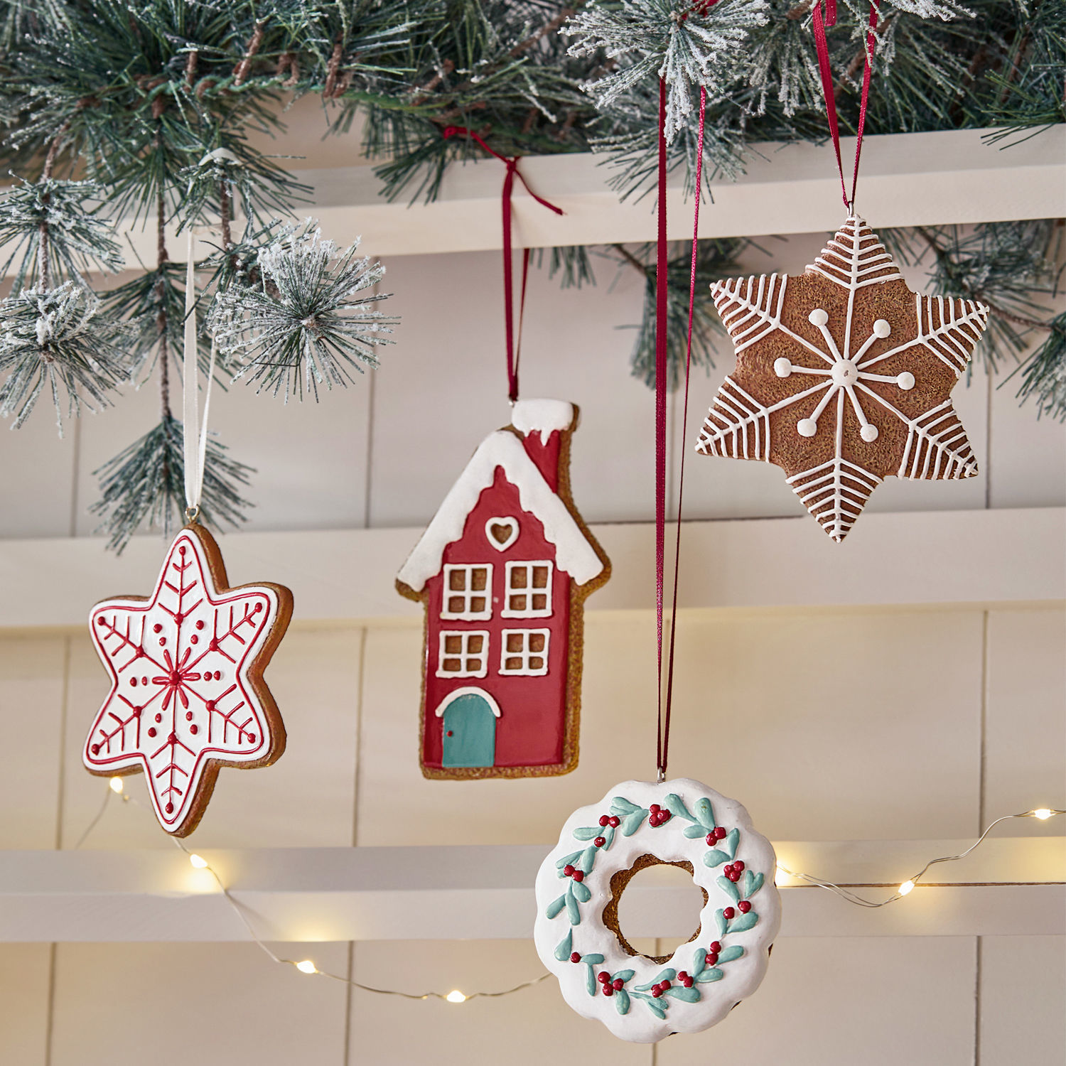 Anhänger 4er Set Hestur Weihnachtliche Lebkuchenanhänger in Stern-, Haus- und Kranzform mit farbigem Zuckerguss zum Aufhängen