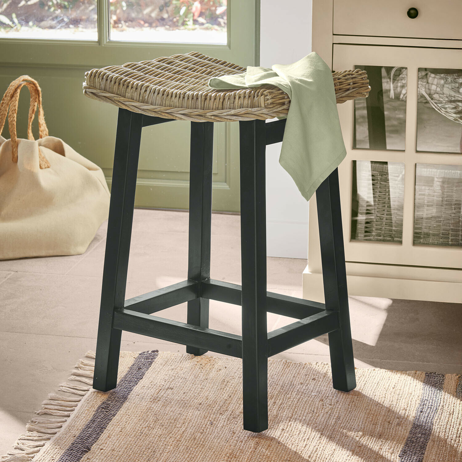 Hocker Arovian Barhocker mit schwarzen Holzbeinen und geflochtenem hellbraunem Rattansitz