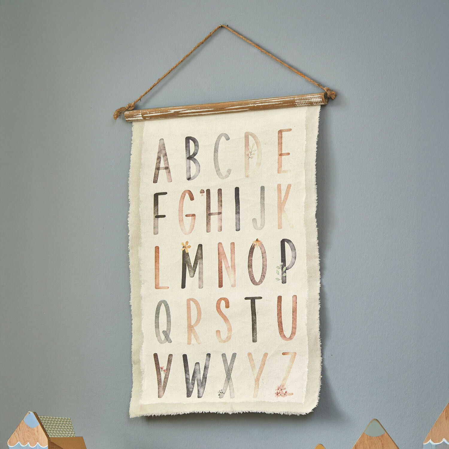Wandbehang mit Alphabet in pastellfarben auf naturfarbenem Baumwollstoff für Kinderzimmer