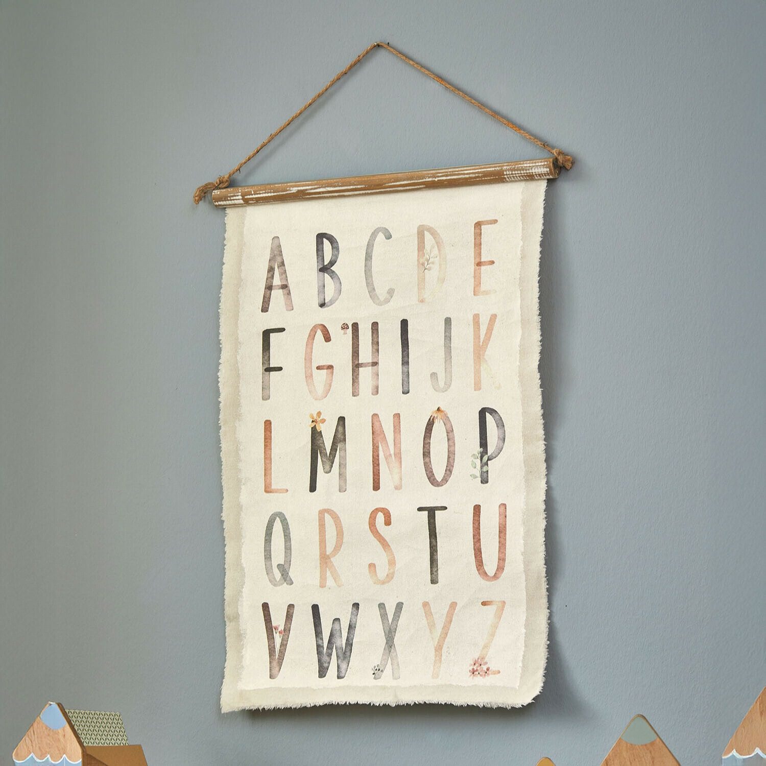 Bild Garélie Wandbehang mit Alphabet in pastellfarben auf naturfarbenem Baumwollstoff für Kinderzimmer