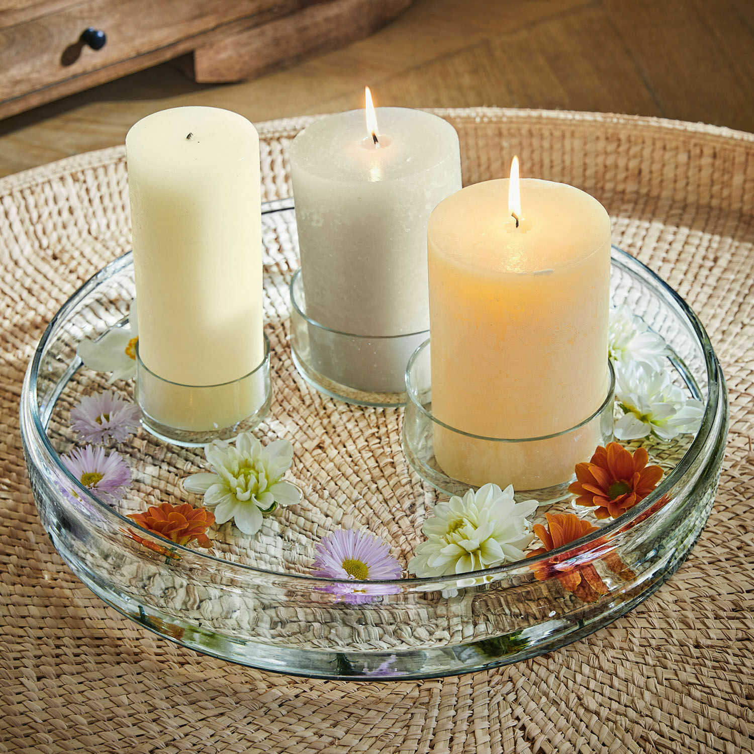 Kerze 3er Set Salis Drei Kerzen in Glasständern auf klarem Tablett mit Blumen, dekorative Tischdekoration