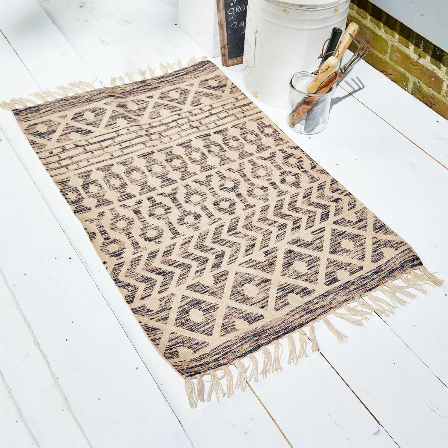In- & Outdoor-Fußmatte Champigny Beiger Teppich mit geometrischem Muster und Fransen auf weißem Boden, Wohnaccessoire