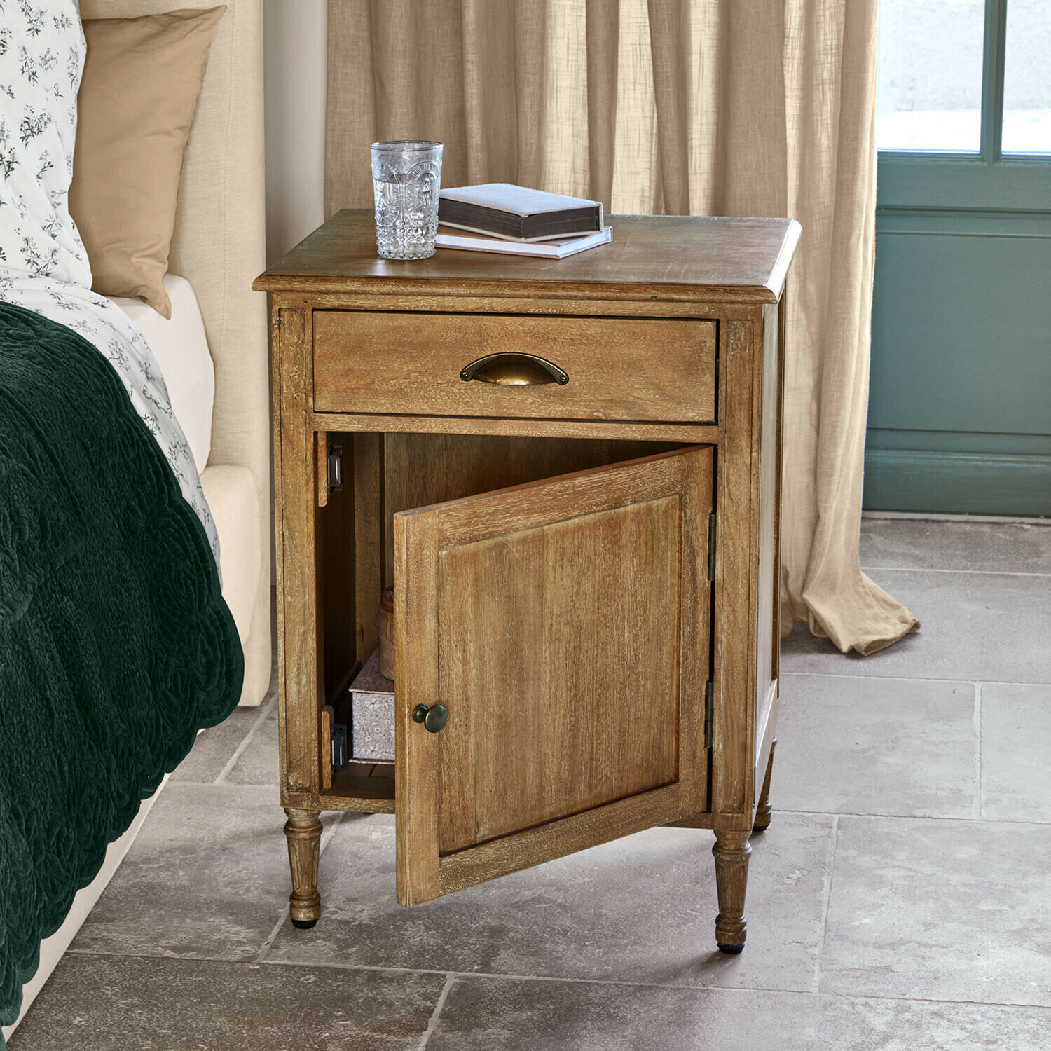 Nachttisch Mirevaux Nachttisch aus Holz in Naturfarbe mit Schublade und geöffneter Tür, Schlafzimmermöbel