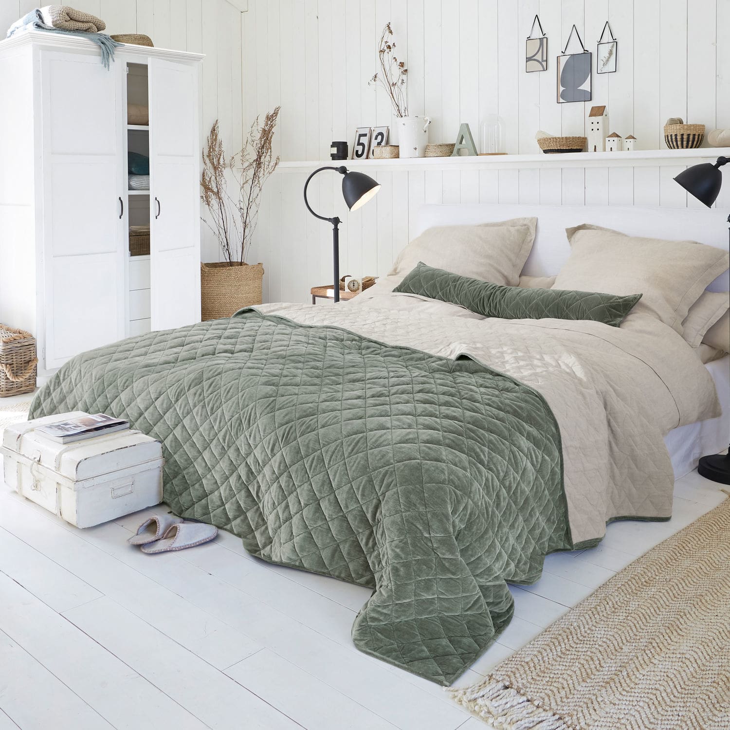 Quilt Verdier Gemütliches Schlafzimmer mit gesteppter grün-beiger Tagesdecke aus Naturmaterialien auf dem Bett