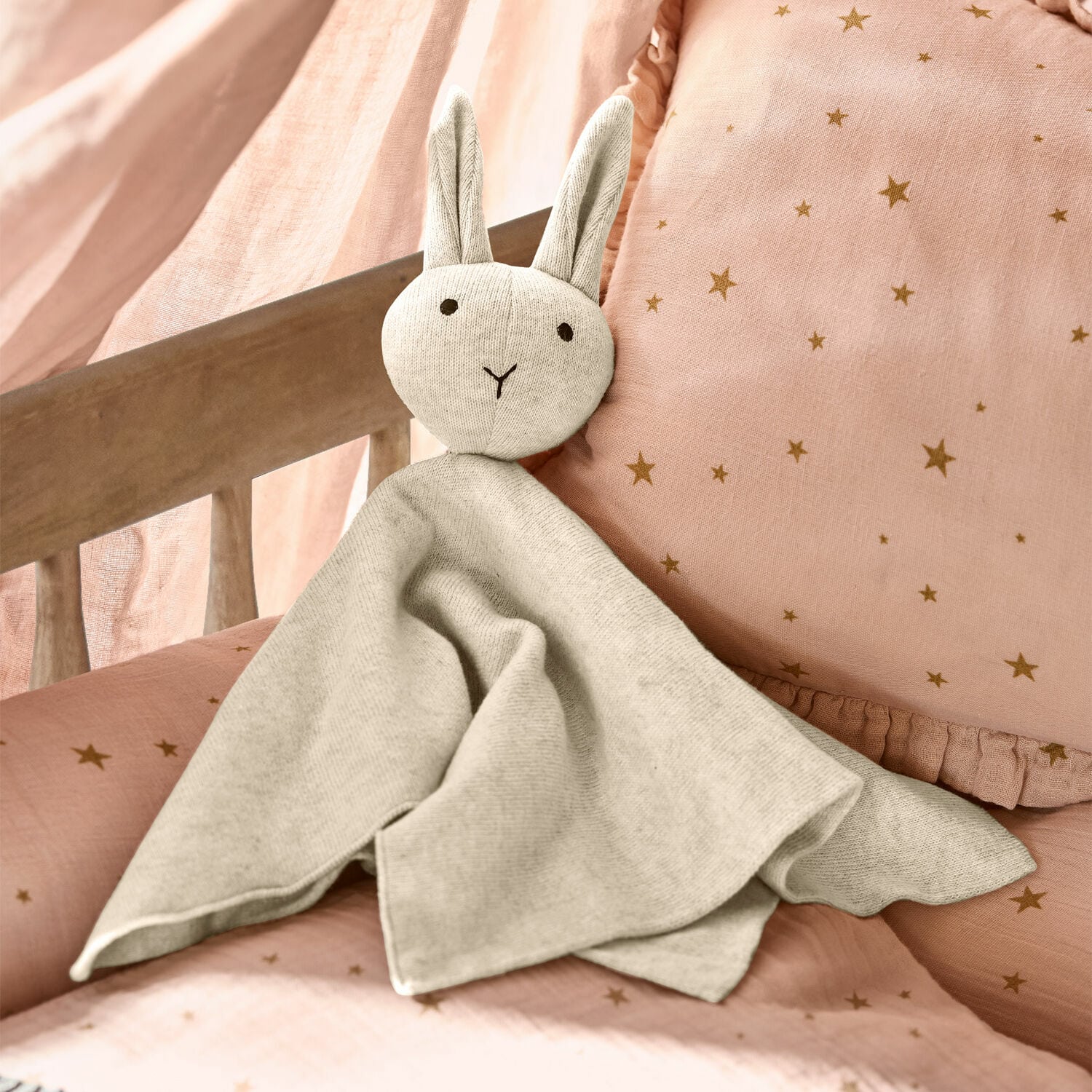Stofftier Lumiou Weiches graues Stoff-Kuscheltier Hase auf rosa Bettwäsche mit Sternen, Kinderzimmerdeko